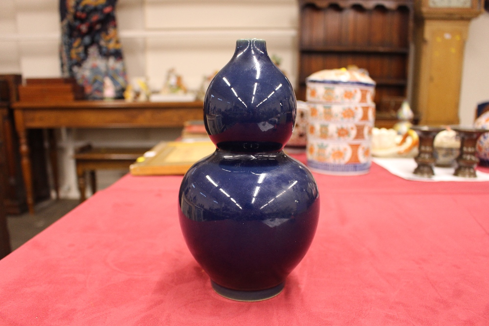 A Chinese porcelain blue double gourd shaped vase - Image 3 of 8