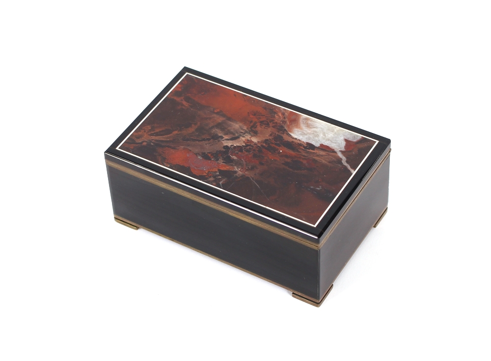 A good quality hardstone box, with specimen stone to the lid, brass fittings, circa 1920, 12cm
