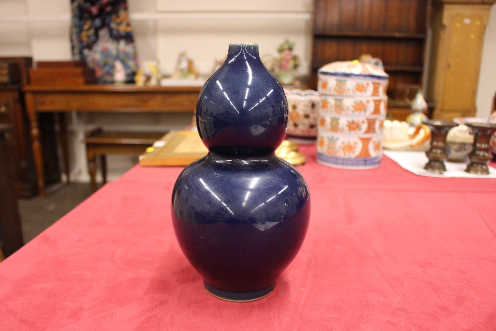 A Chinese porcelain blue double gourd shaped vase - Image 2 of 8