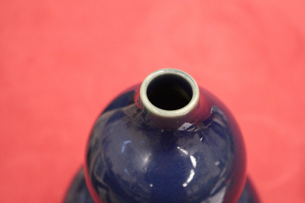 A Chinese porcelain blue double gourd shaped vase - Image 5 of 8