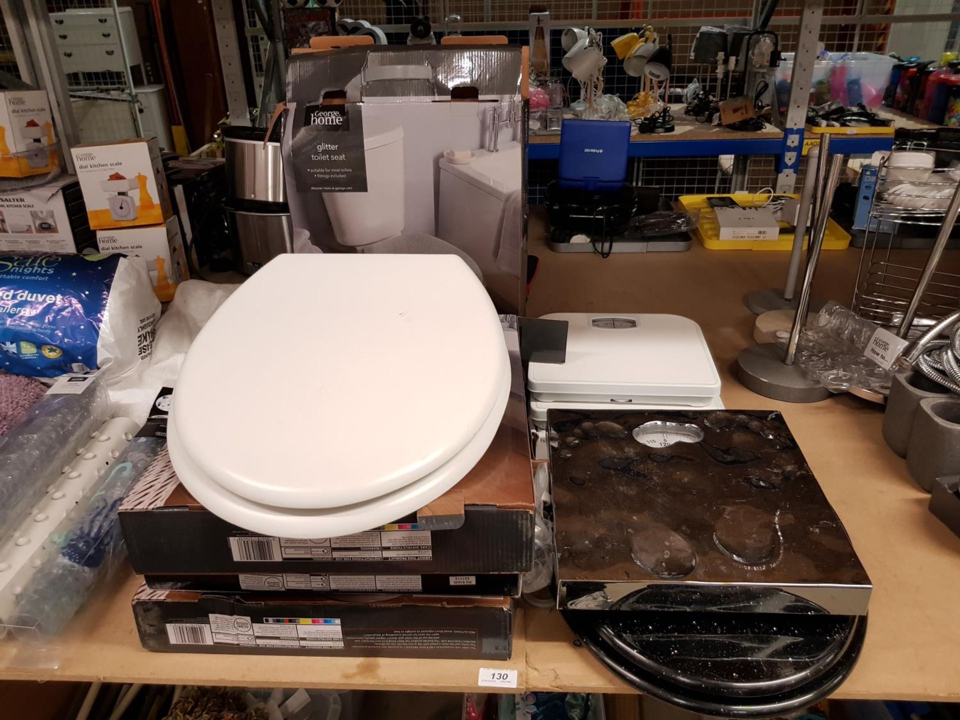 (6x) Mixed Toilet Seats & (4x) Mixed Mechanical Bathroom Scales