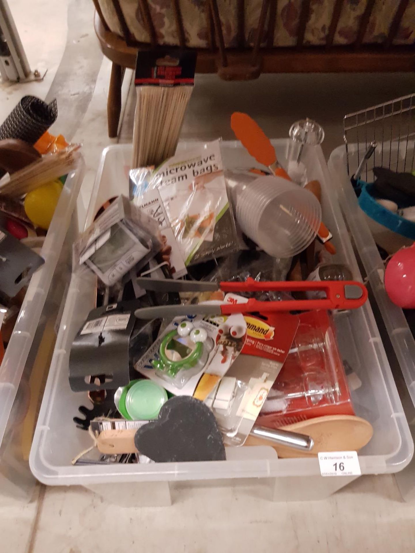 Contents Of Box – Mixed Household / Kitchen Goods