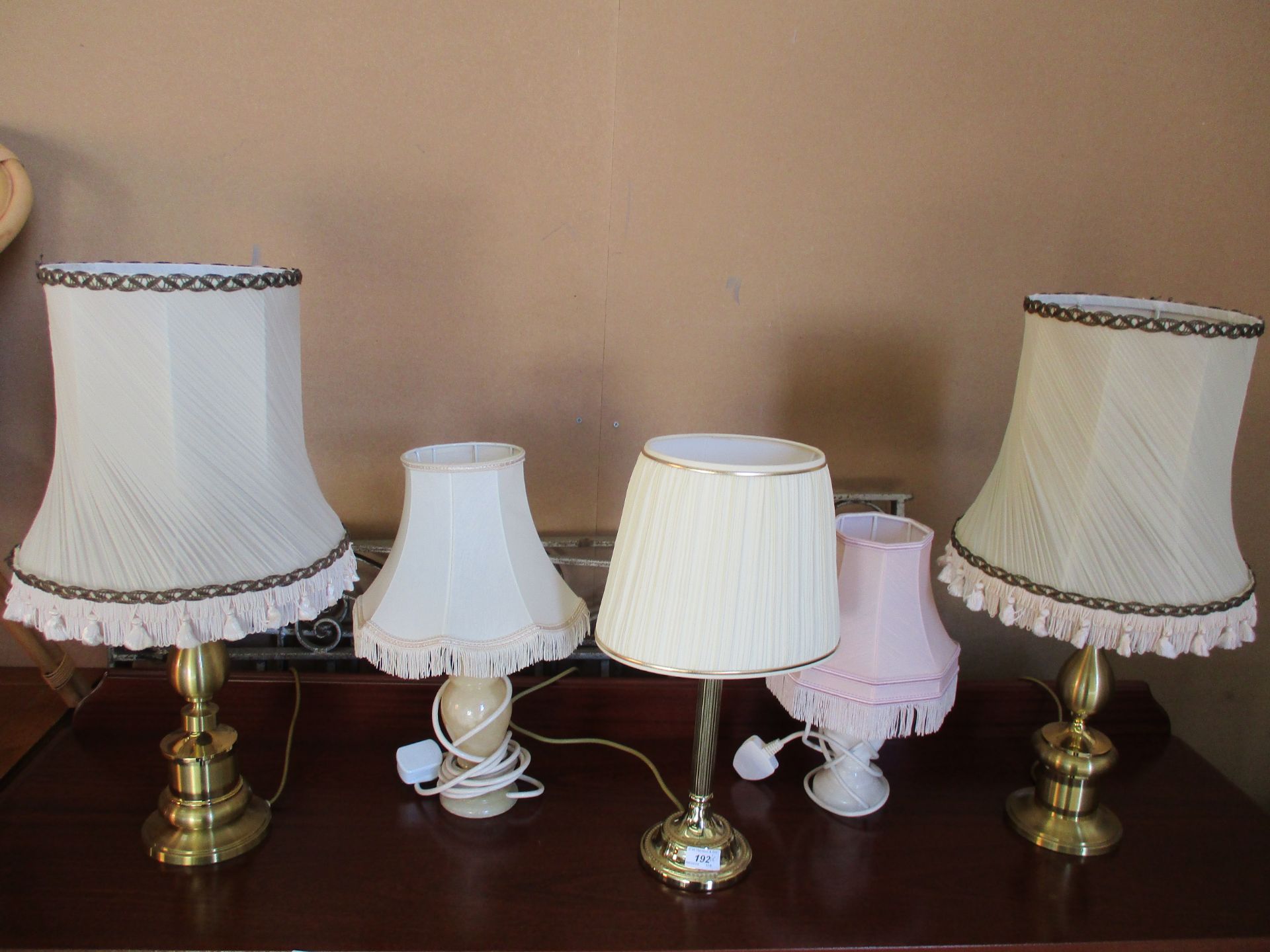 3 brass and 2 other table lamps (5)