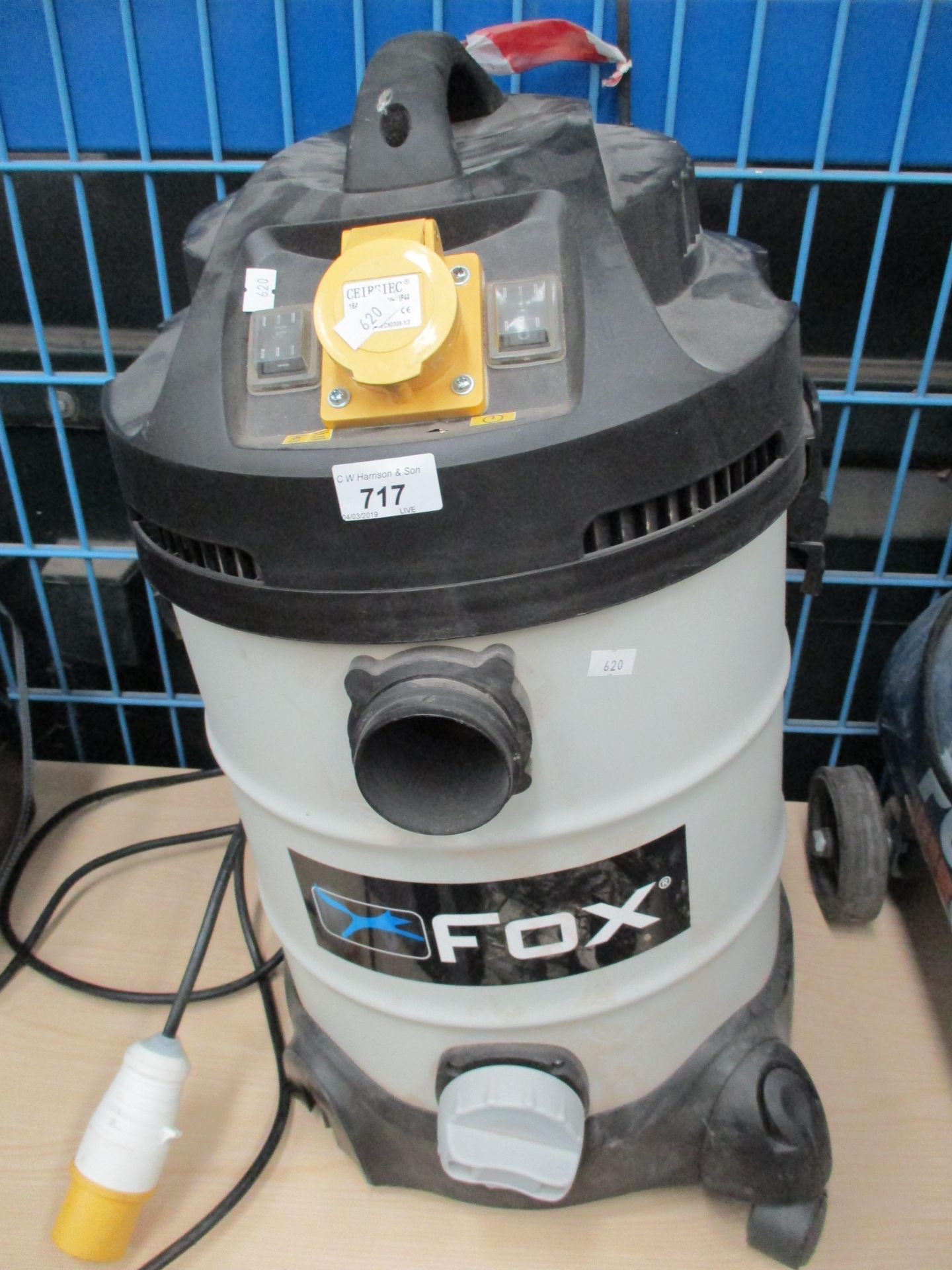 A Fax F50-800 mobile tools power tool vacuum - 110v - no hose and missing wheels