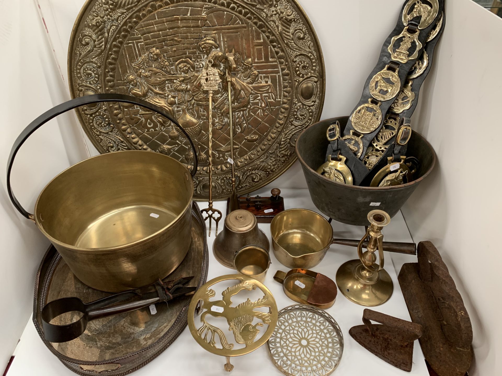 Large brass wall plate, large plated tray, brass jam pan, copper cooking vessel, horse brasses, etc.