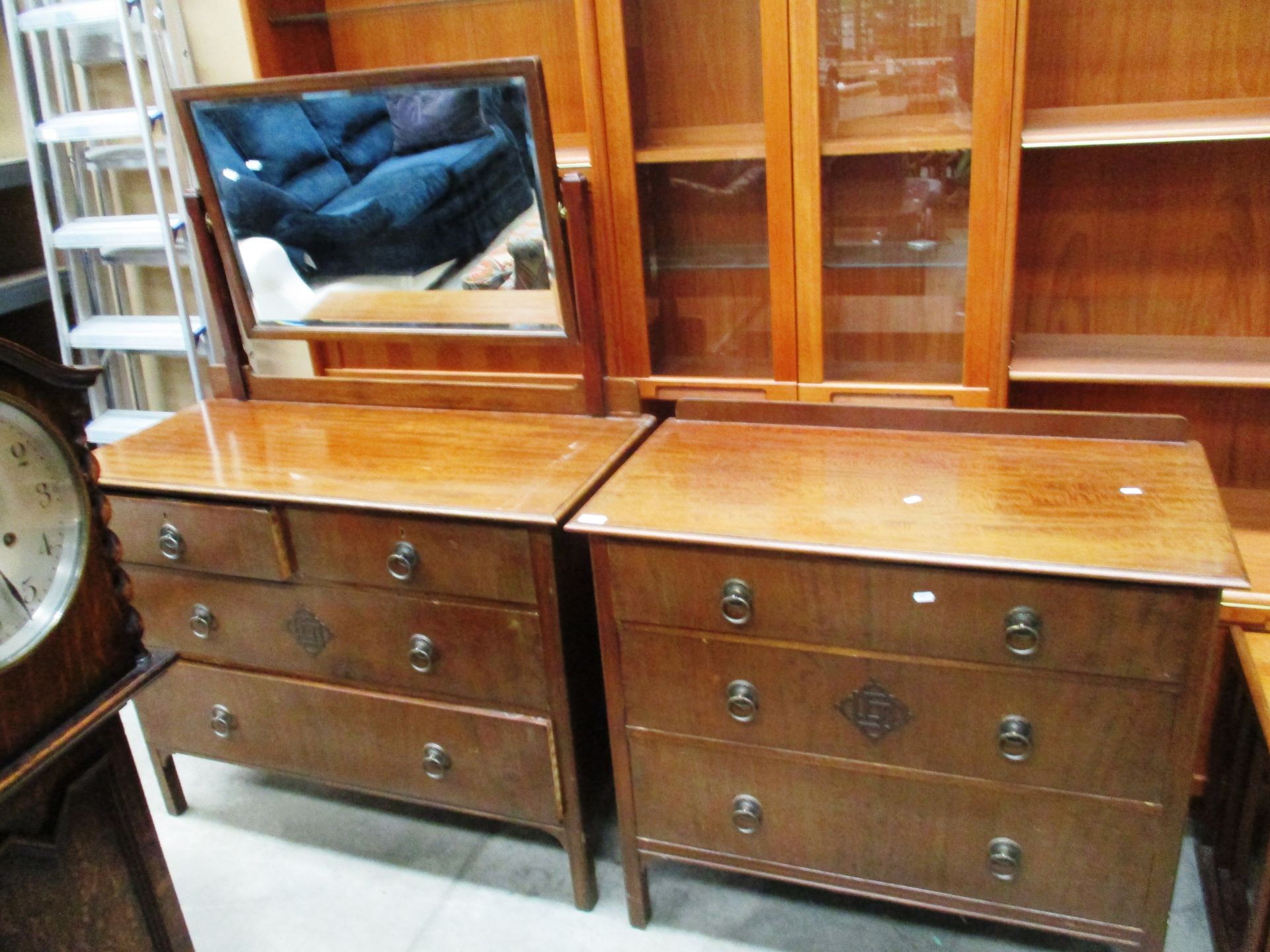 A mahogany mirror back dressing table 107cm and a matching 3 drawer chest of drawers 90cm (2)