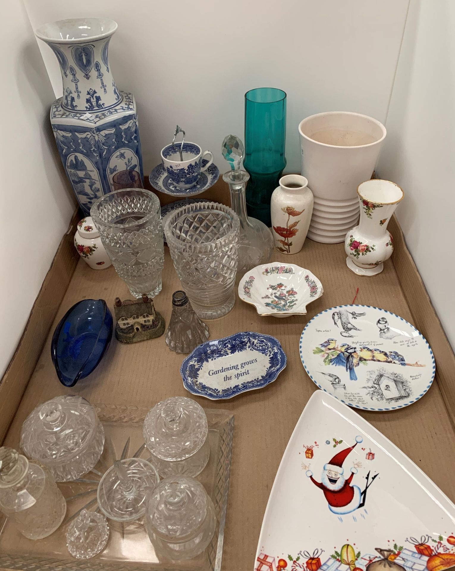 Contents to tray - Wedgwood plate, Spode memento plate, glasses, vases, decanters,