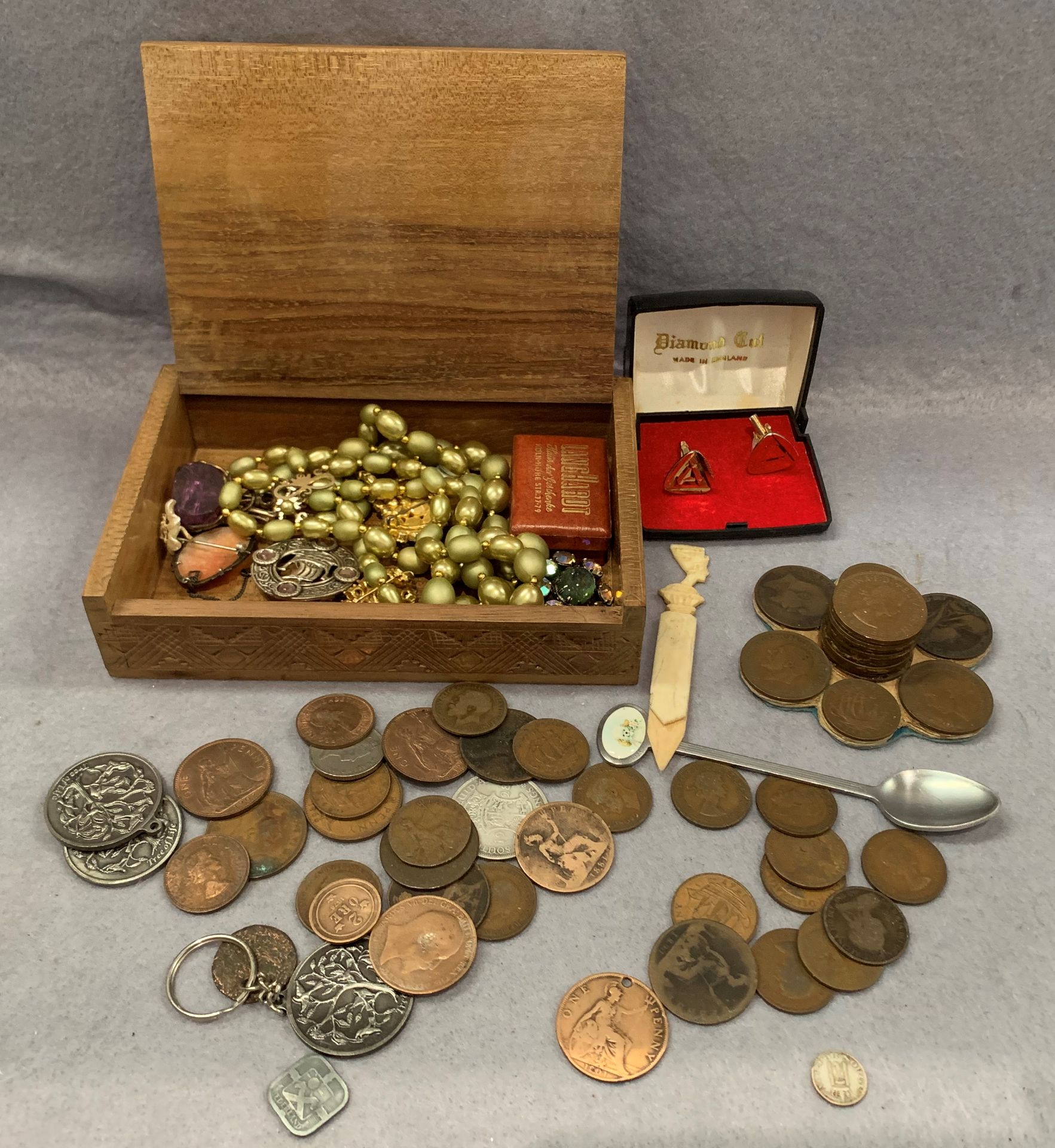 Contents to lid a small quantity of costume jewellery and coins