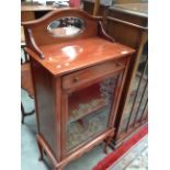 An Edwardian mahogany single door display cabinet - mirror back on cabriole legs - 58cm