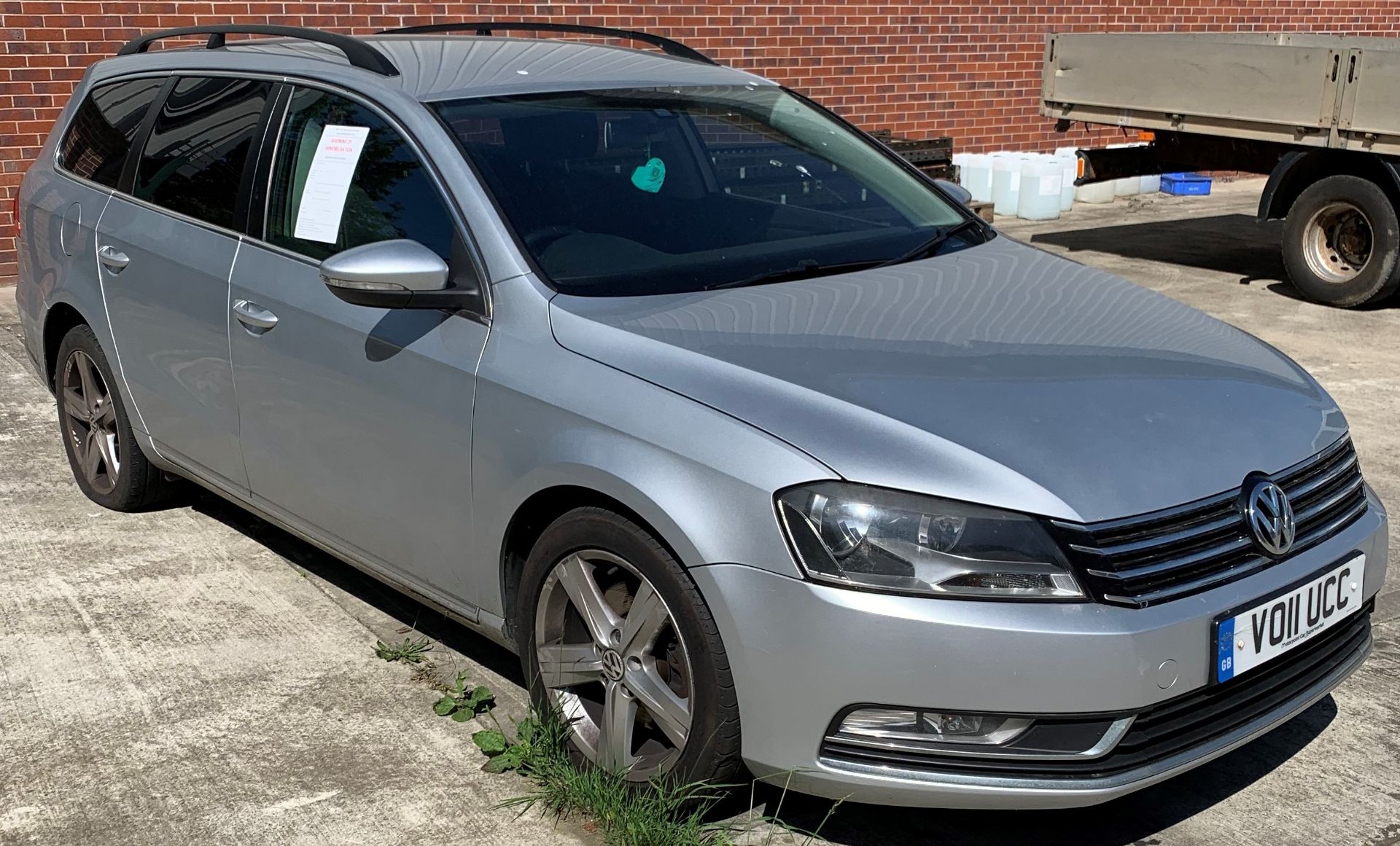 VOLKSWAGEN PASSAT 2.0 SE BLUE MOTION TECH T - diesel - silver Reg. No: VO11 UCC Rec. - Image 2 of 4