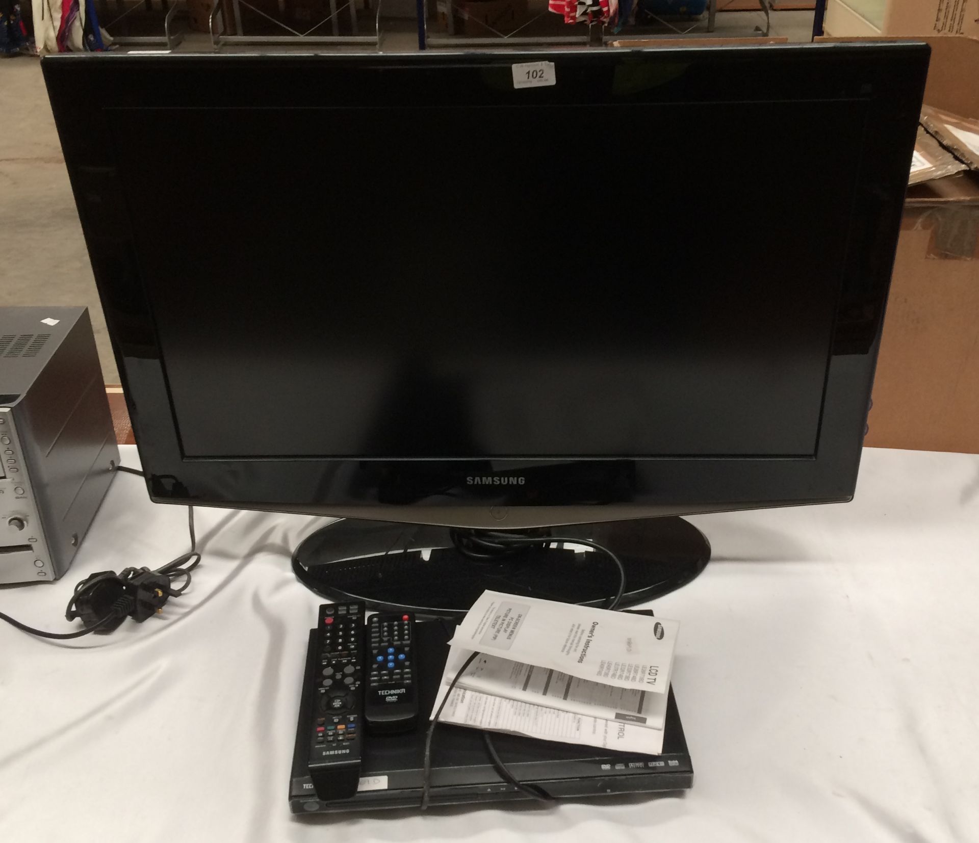 A Samsung LE32R74BD 32" LCD TV (with rem