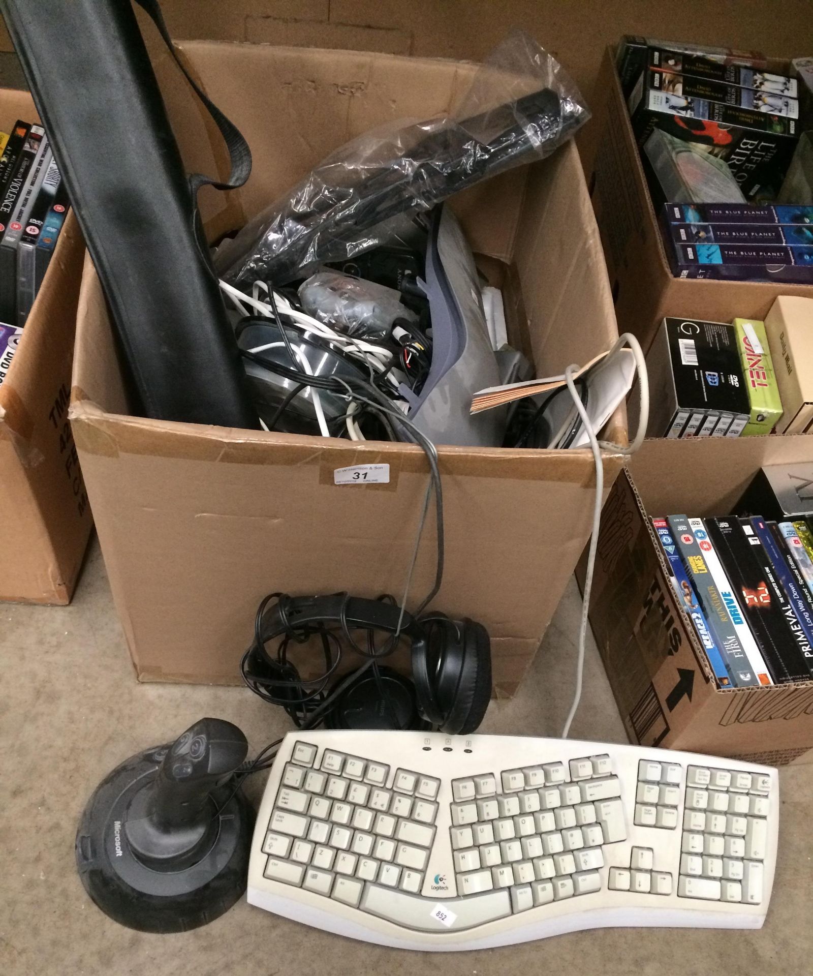 Contents to box - headphones, computer m