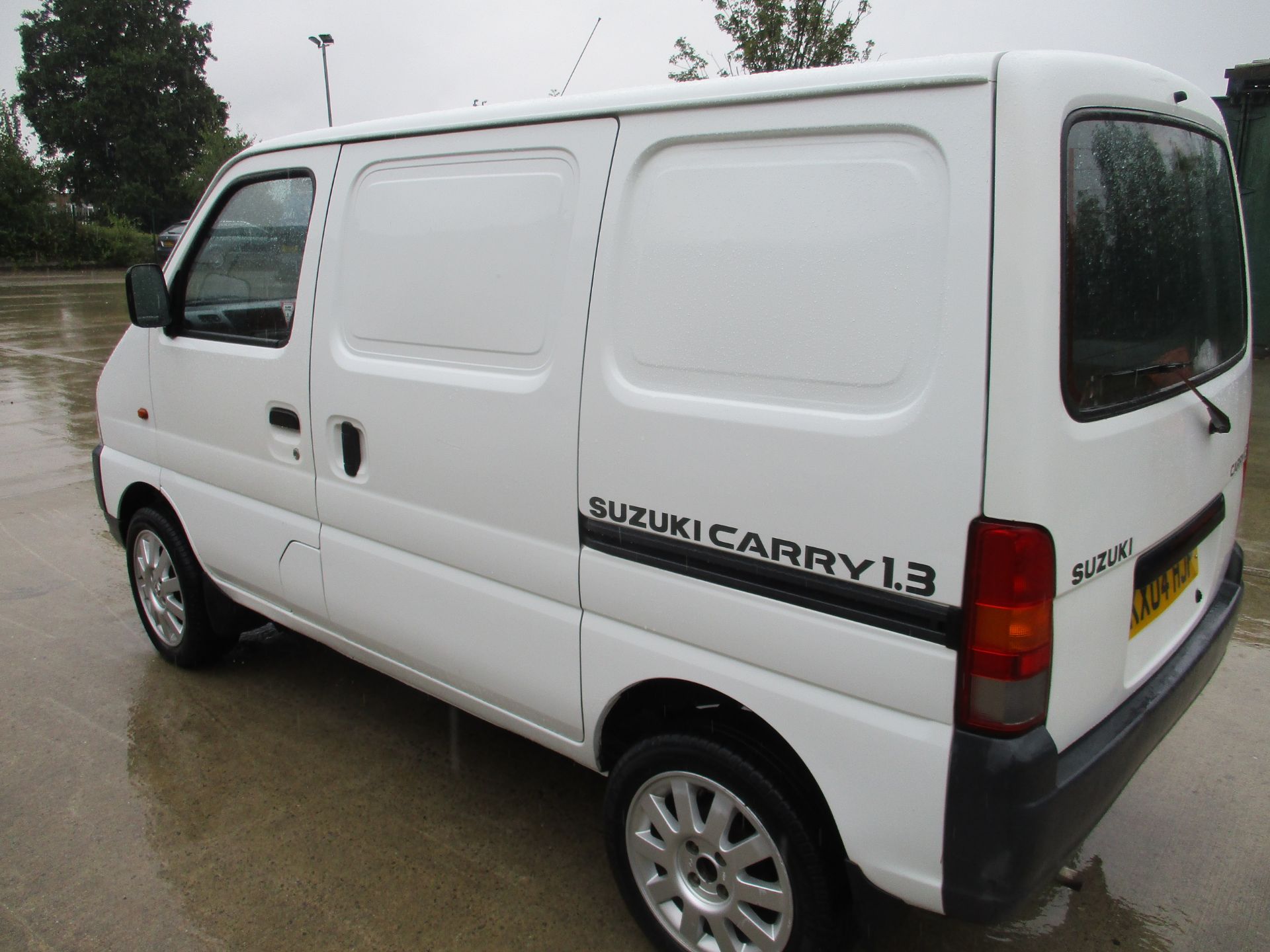 A SUZUKI CARRY 1.3 PANEL VAN - petrol - white Reg No KX04 HJP Rec Mil 71,704+ 1st Reg 03.08. - Image 3 of 4