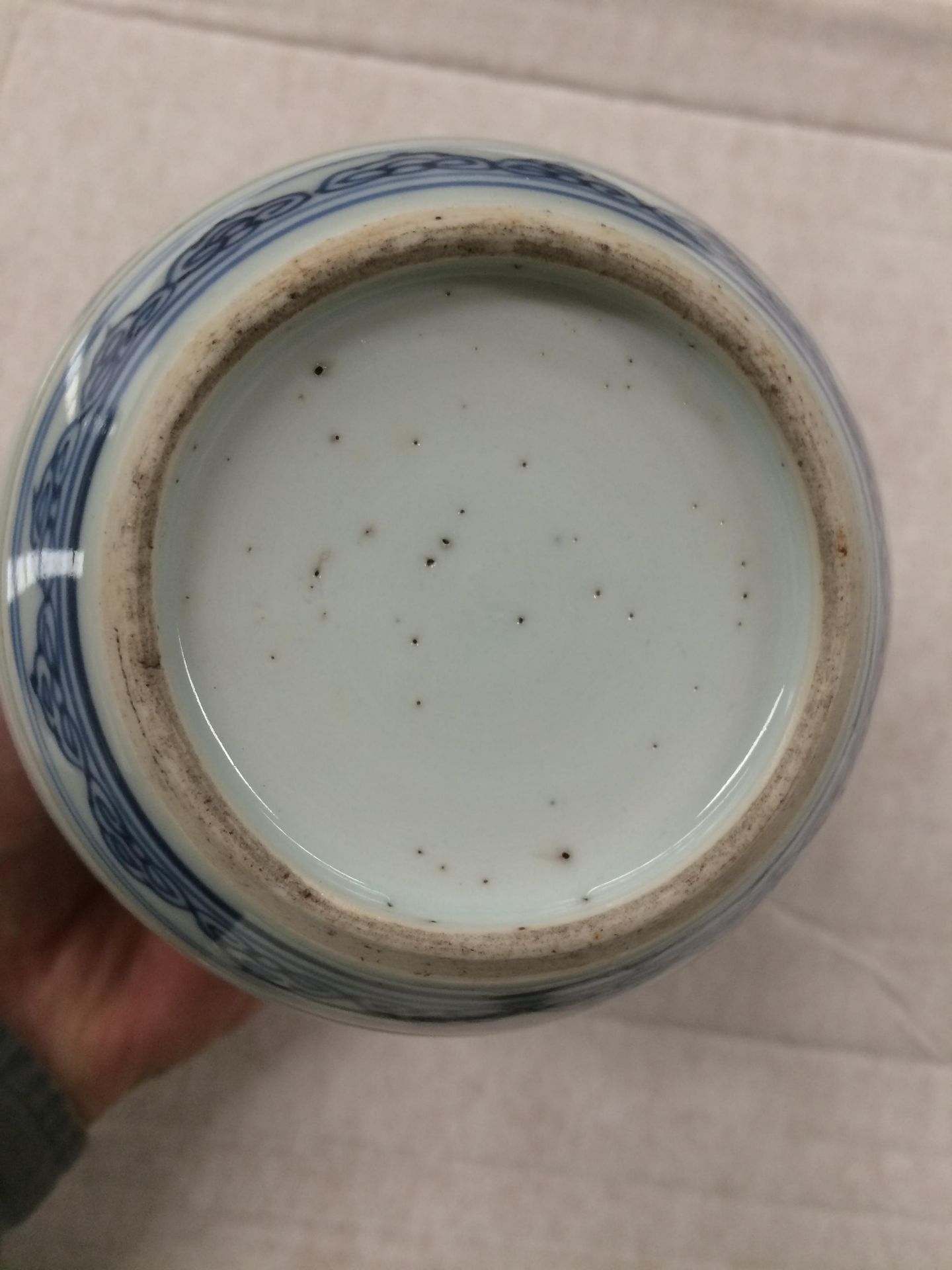 Contents to tray - two black floral patterned jardiniere blue and white oriental patterned vases - Image 3 of 7