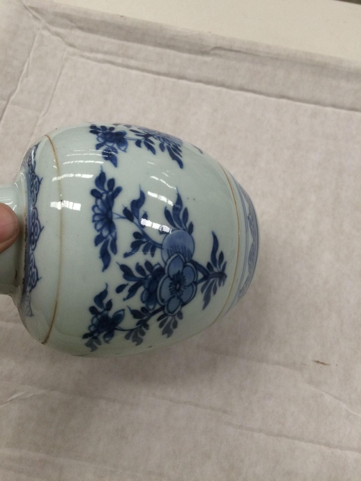 Contents to tray - two black floral patterned jardiniere blue and white oriental patterned vases - Image 7 of 7
