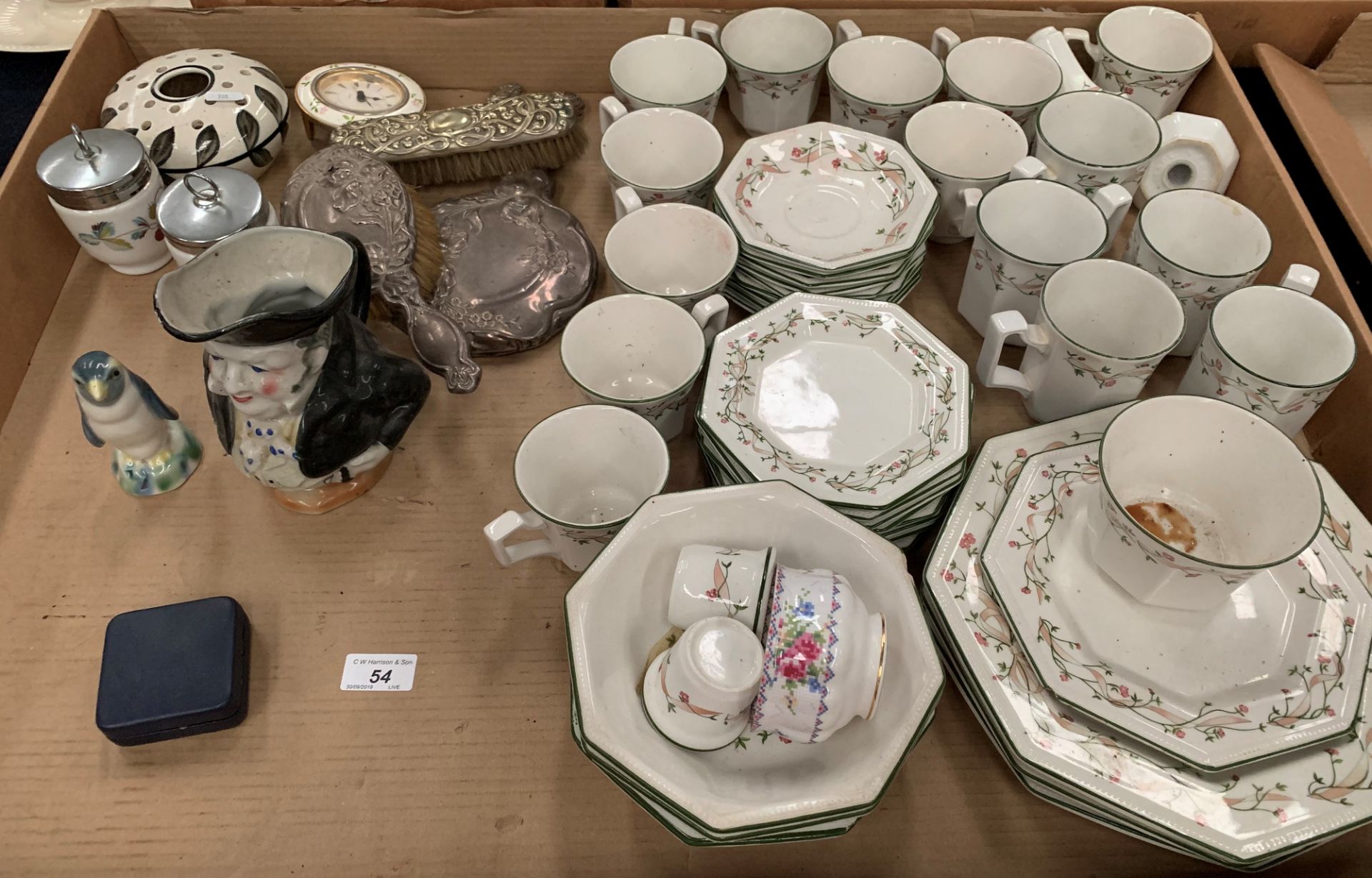 Contents to tray a Johnson Bros, Eterna Beau green floral patterned part dinner service etc.