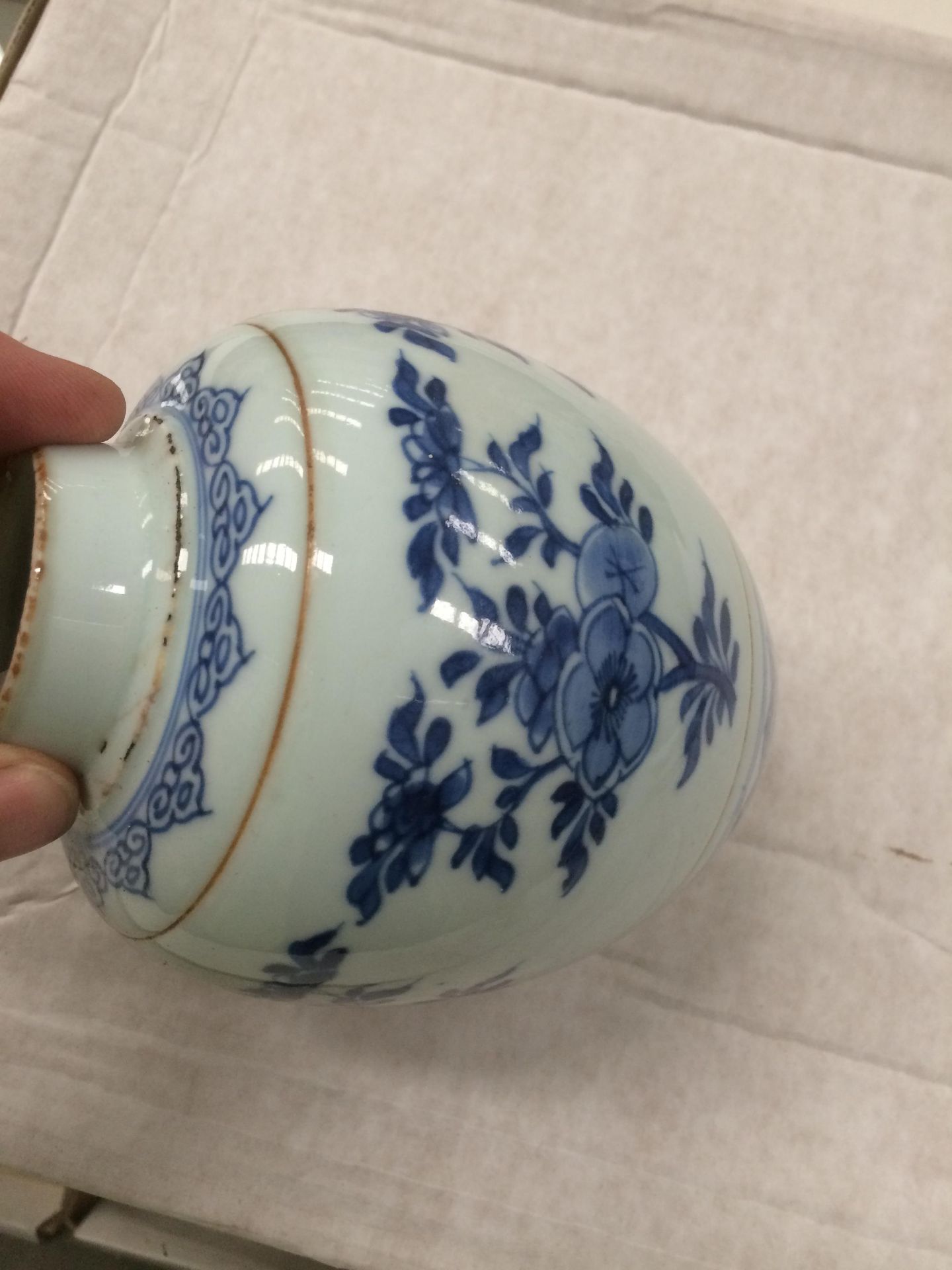 Contents to tray - two black floral patterned jardiniere blue and white oriental patterned vases - Image 5 of 7