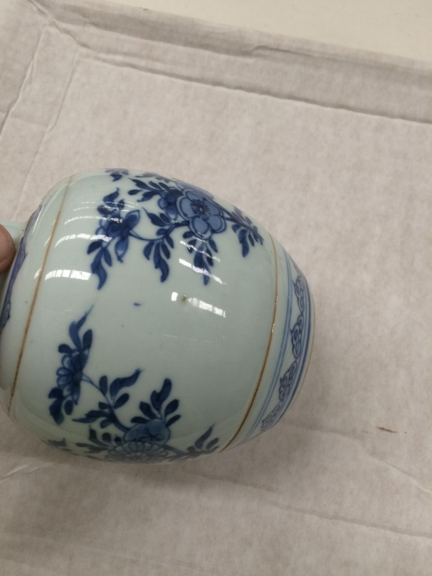 Contents to tray - two black floral patterned jardiniere blue and white oriental patterned vases - Image 2 of 7