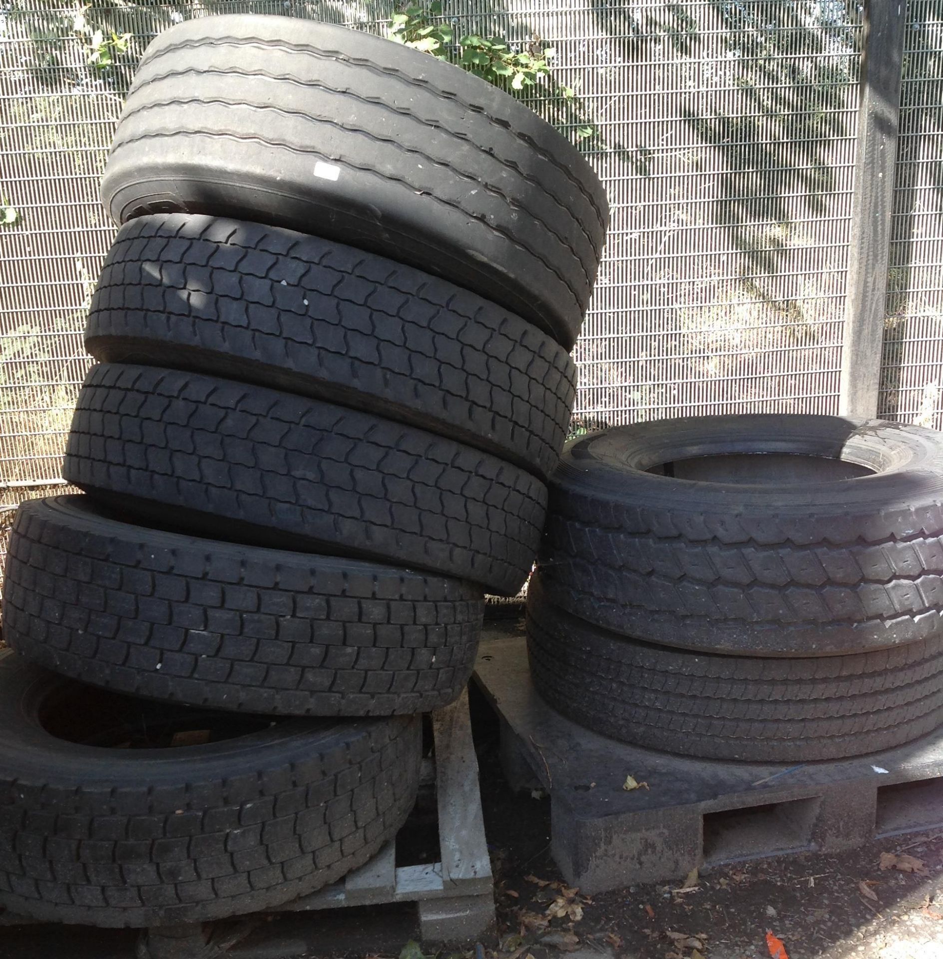 7 commercial vehicle tyres 385/65 R 22.5