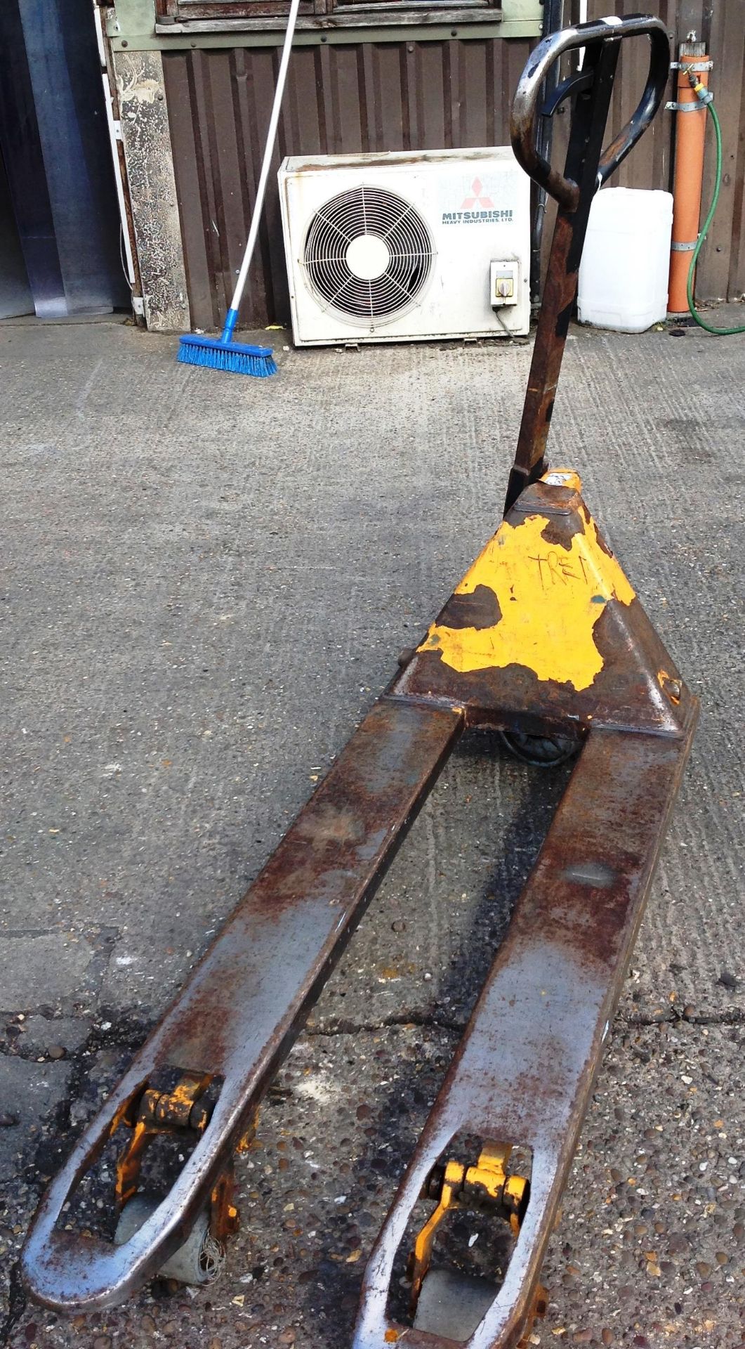 Yellow painted 2500kg pallet truck