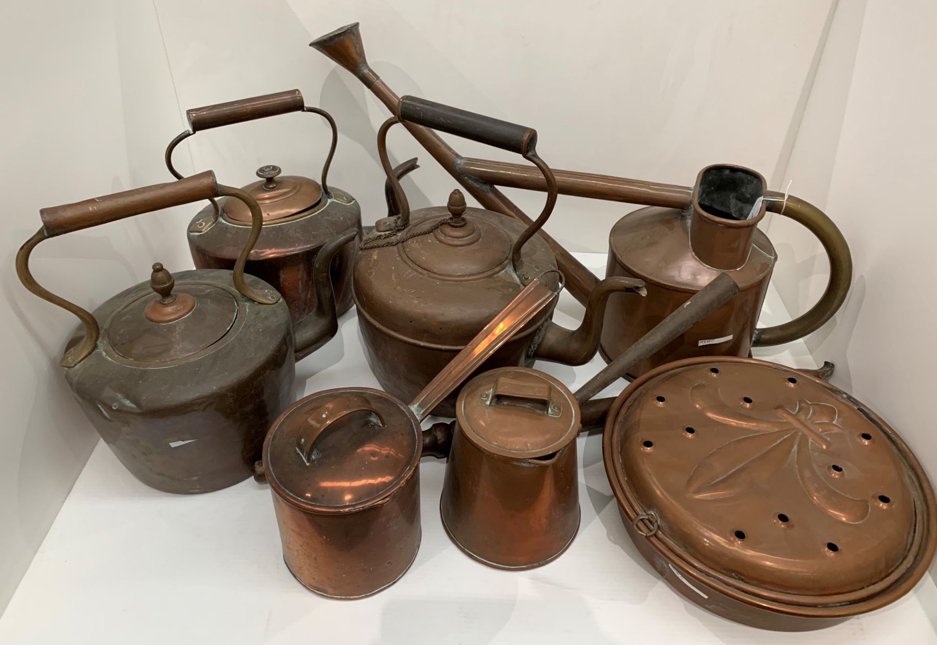 Assorted copper including three kettles, a reproduction bed warming pan (at fault),