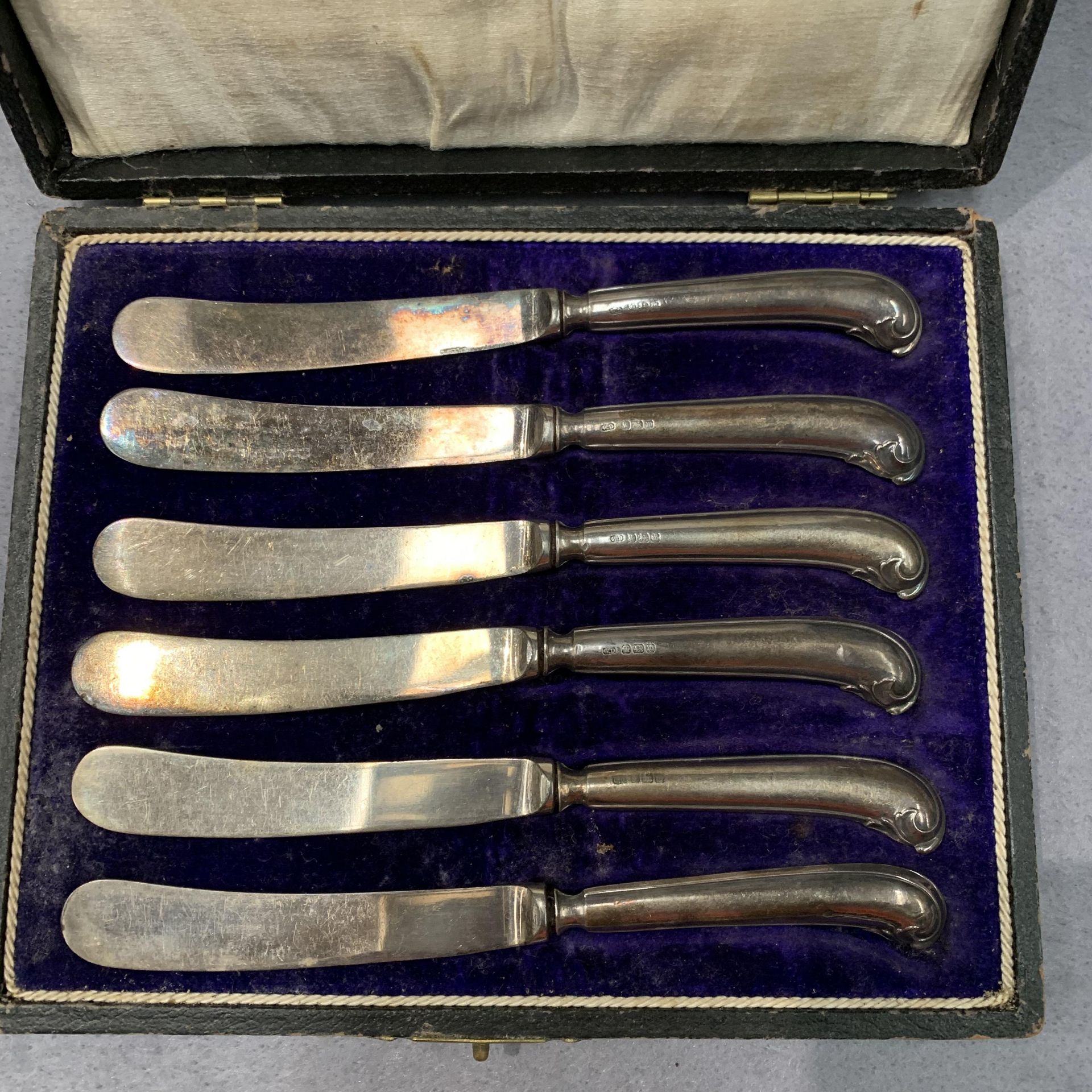 A set of six silver cake knives total approximate weight 4oz in presentation case - Image 2 of 2