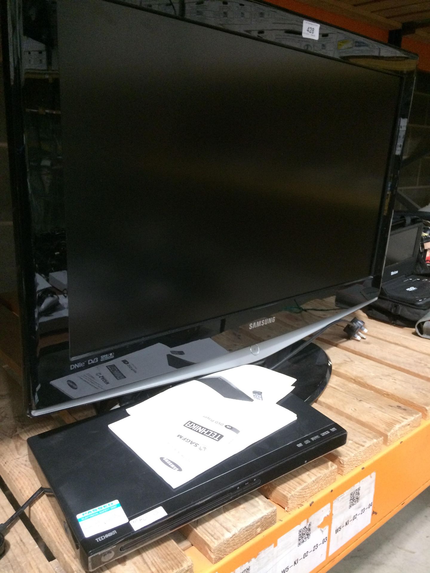 A Samsung LE32R74BD 32" LCD TV (with remote control),