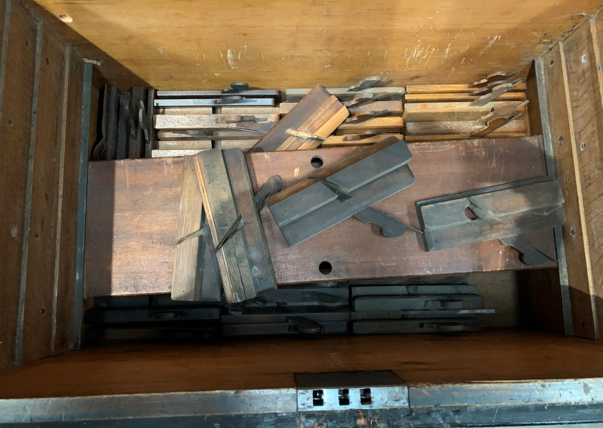 A black wooden tool chest and contents - 85+ rebate planes, plough plan, block planes, - Image 8 of 12