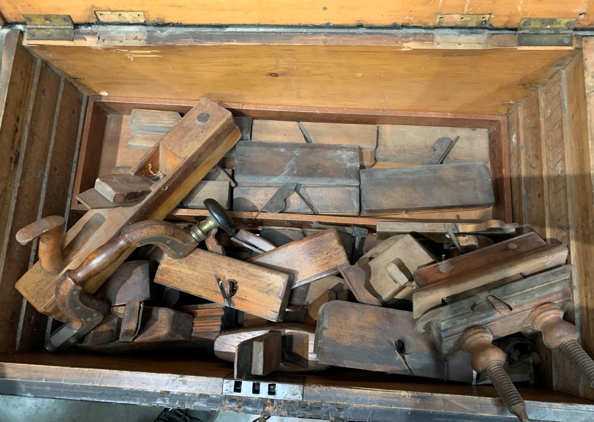 A black wooden tool chest and contents - 85+ rebate planes, plough plan, block planes, - Image 5 of 12