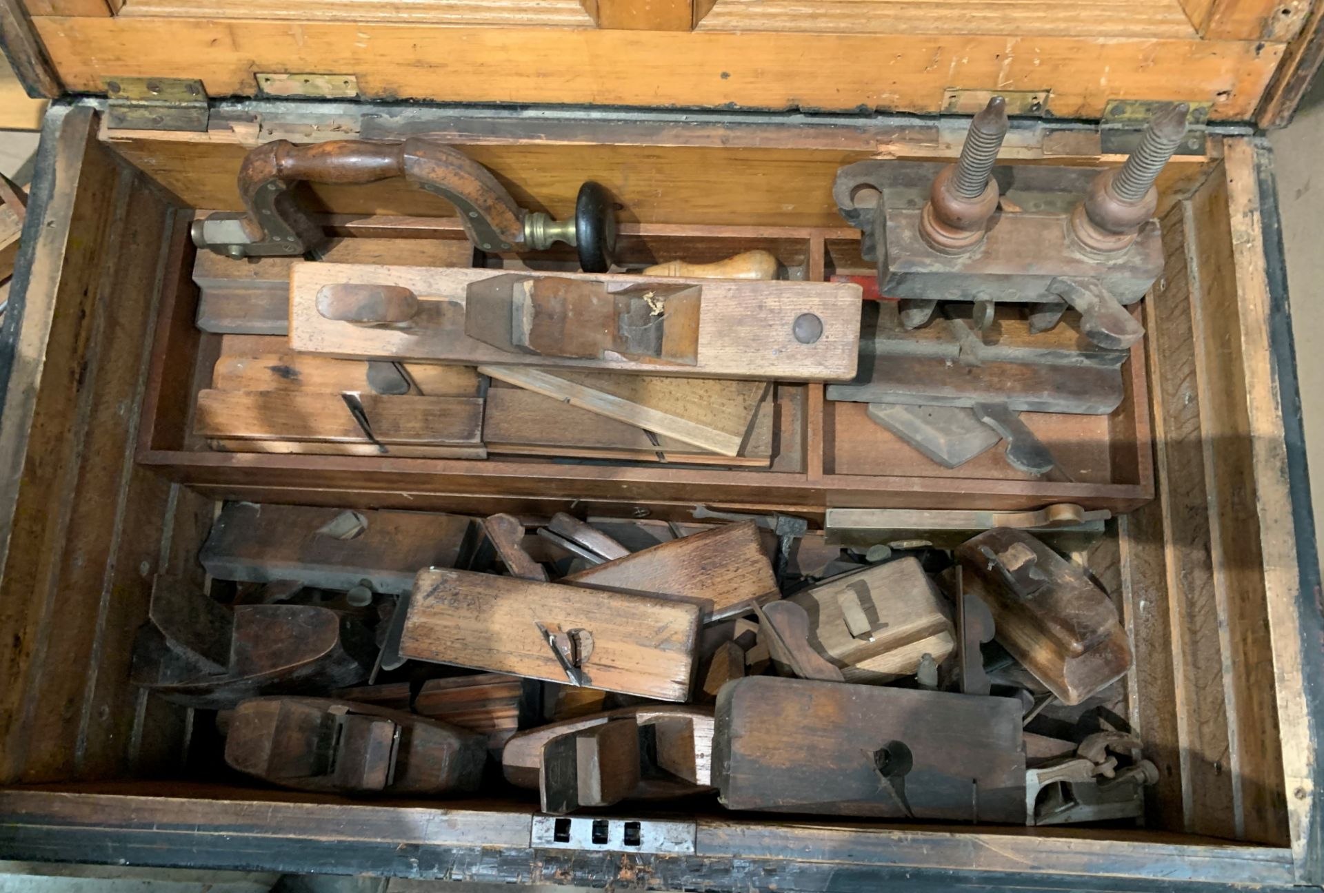 A black wooden tool chest and contents - 85+ rebate planes, plough plan, block planes, - Image 4 of 12