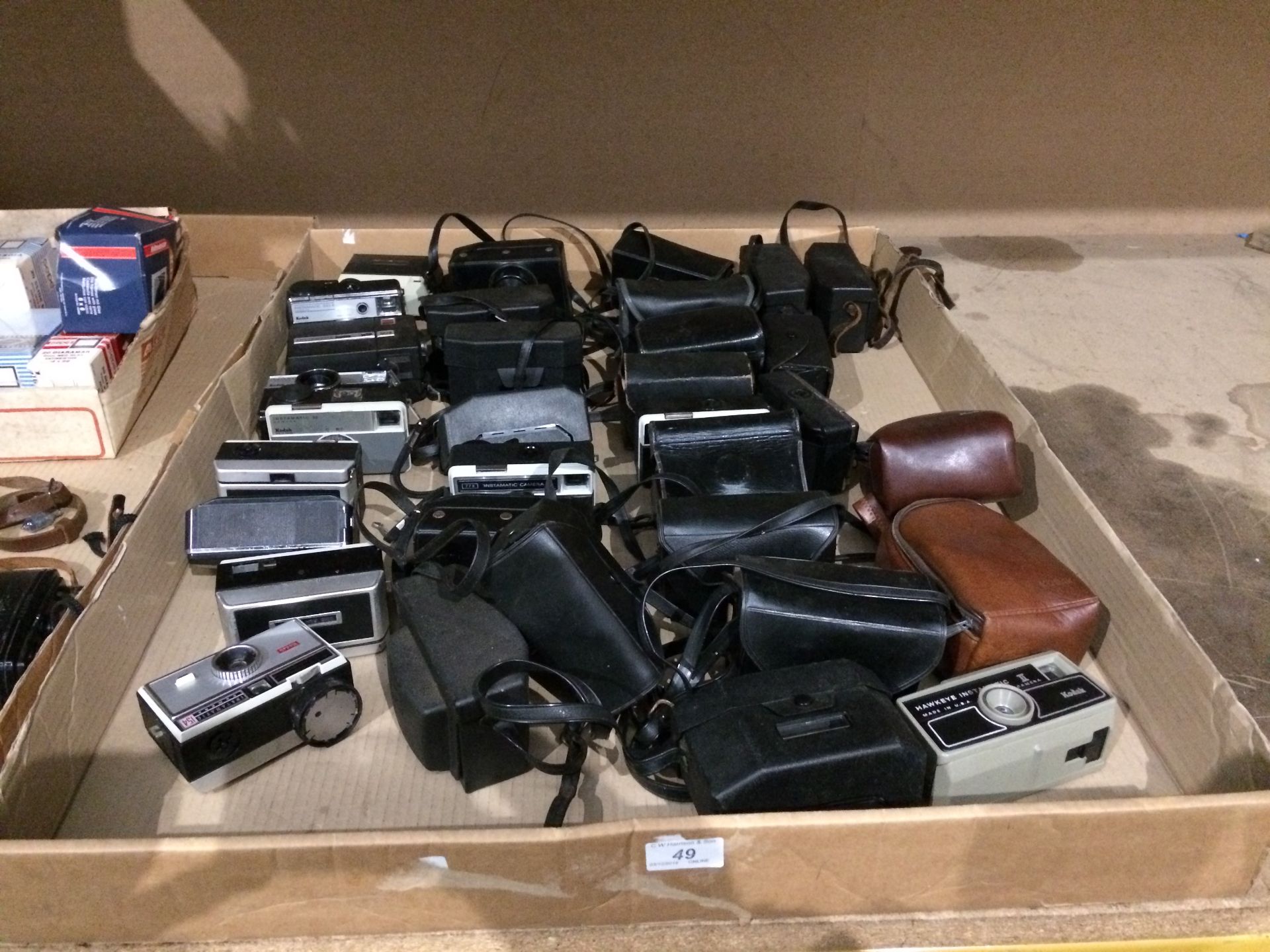 Contents to tray - 37 x assorted cameras - Kodak Instamatic 204, Kodak Instamatic 233,