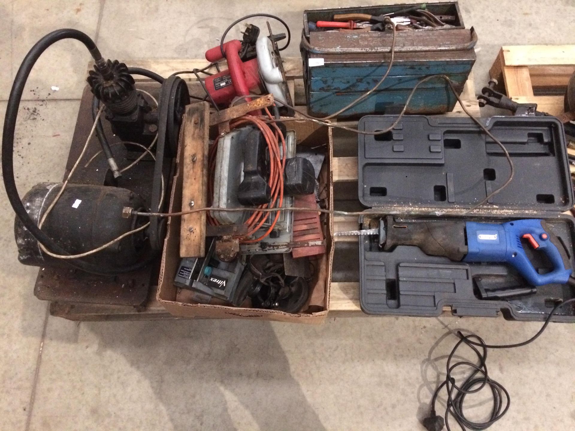 Contents to pallet - Champion circular saw, generator,