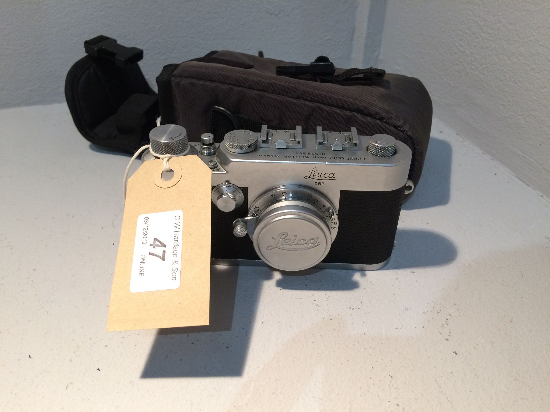 A Leica DPB 909941 camera with a Leitz Elmar 1:35 F=50mm lens