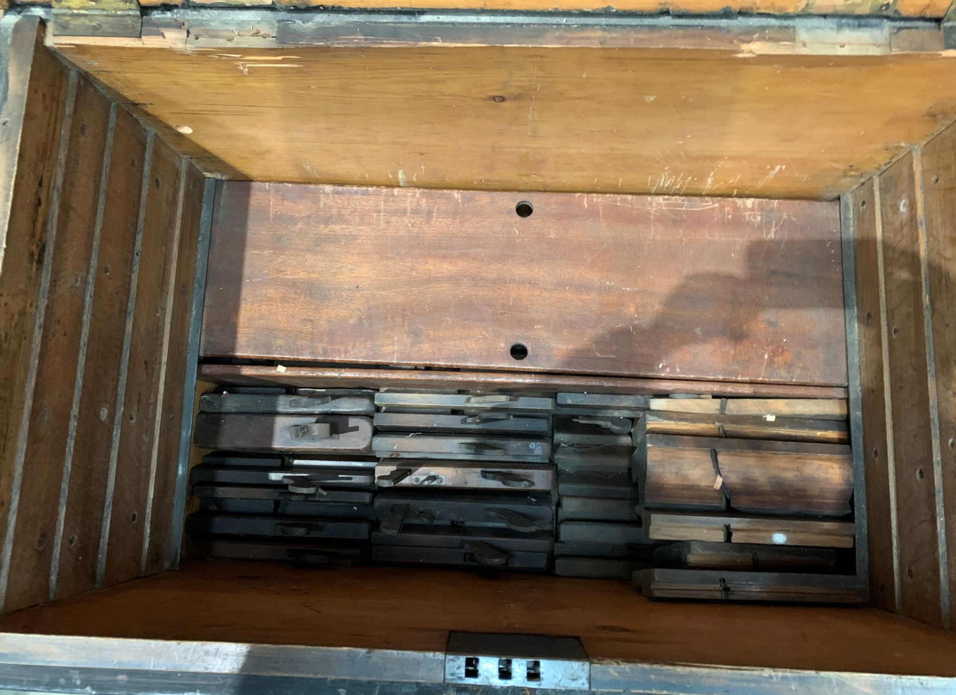 A black wooden tool chest and contents - 85+ rebate planes, plough plan, block planes, - Image 7 of 12