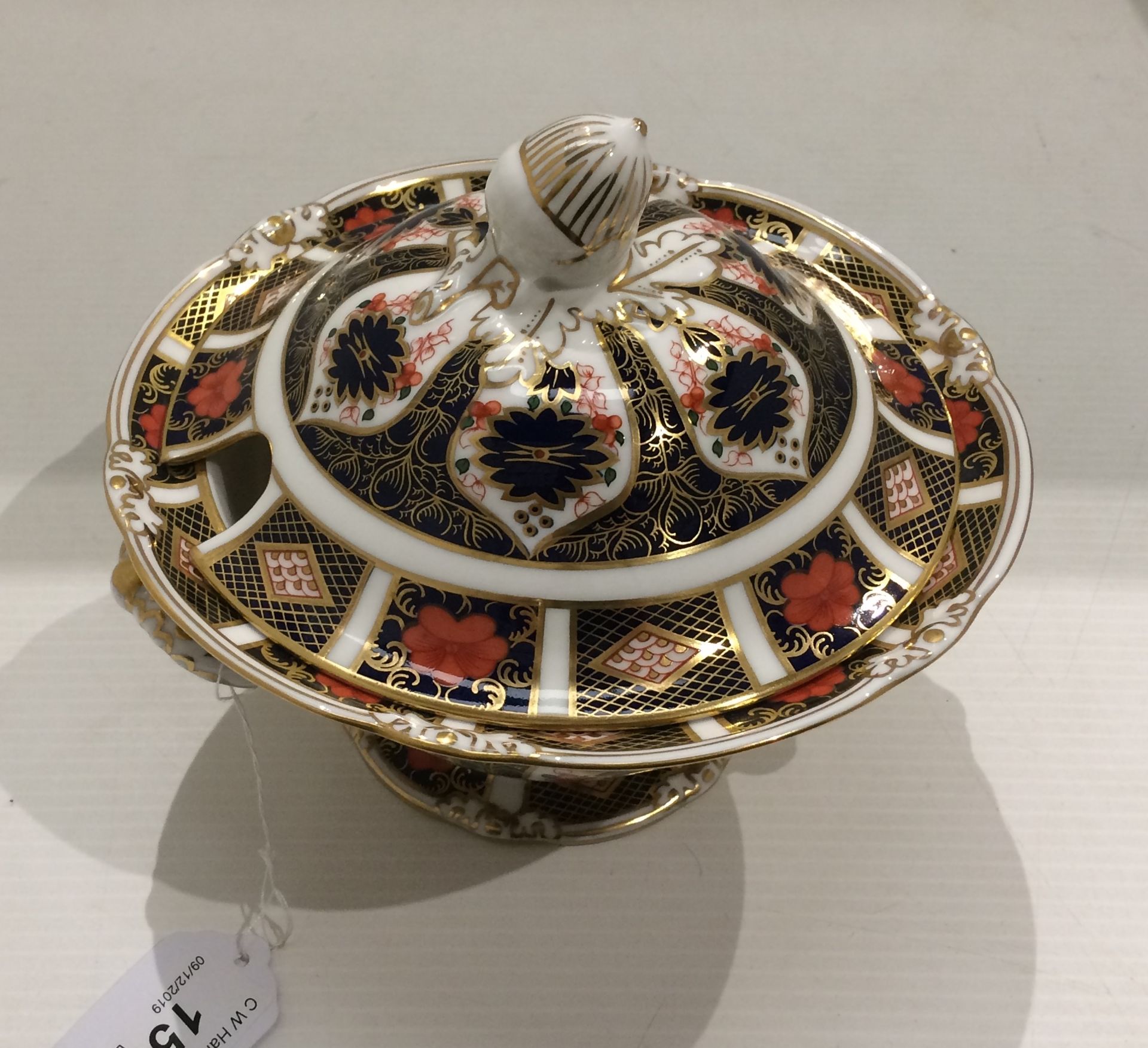 A Royal Crown Derby bone china Imari pattern small tureen and cover - 18cm diameter - no spoon