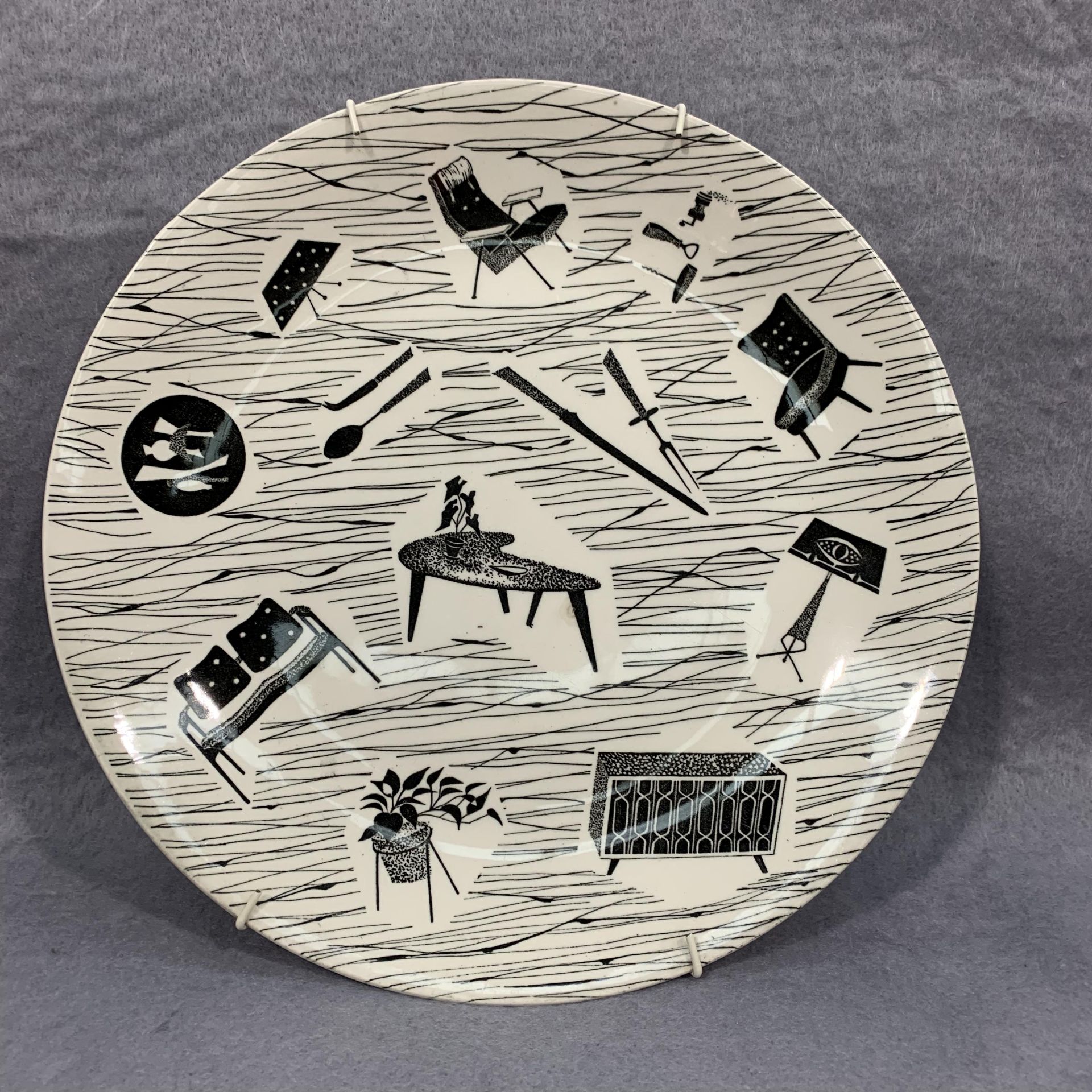 A 1950s Homemaker wall plate - 26cm diameter