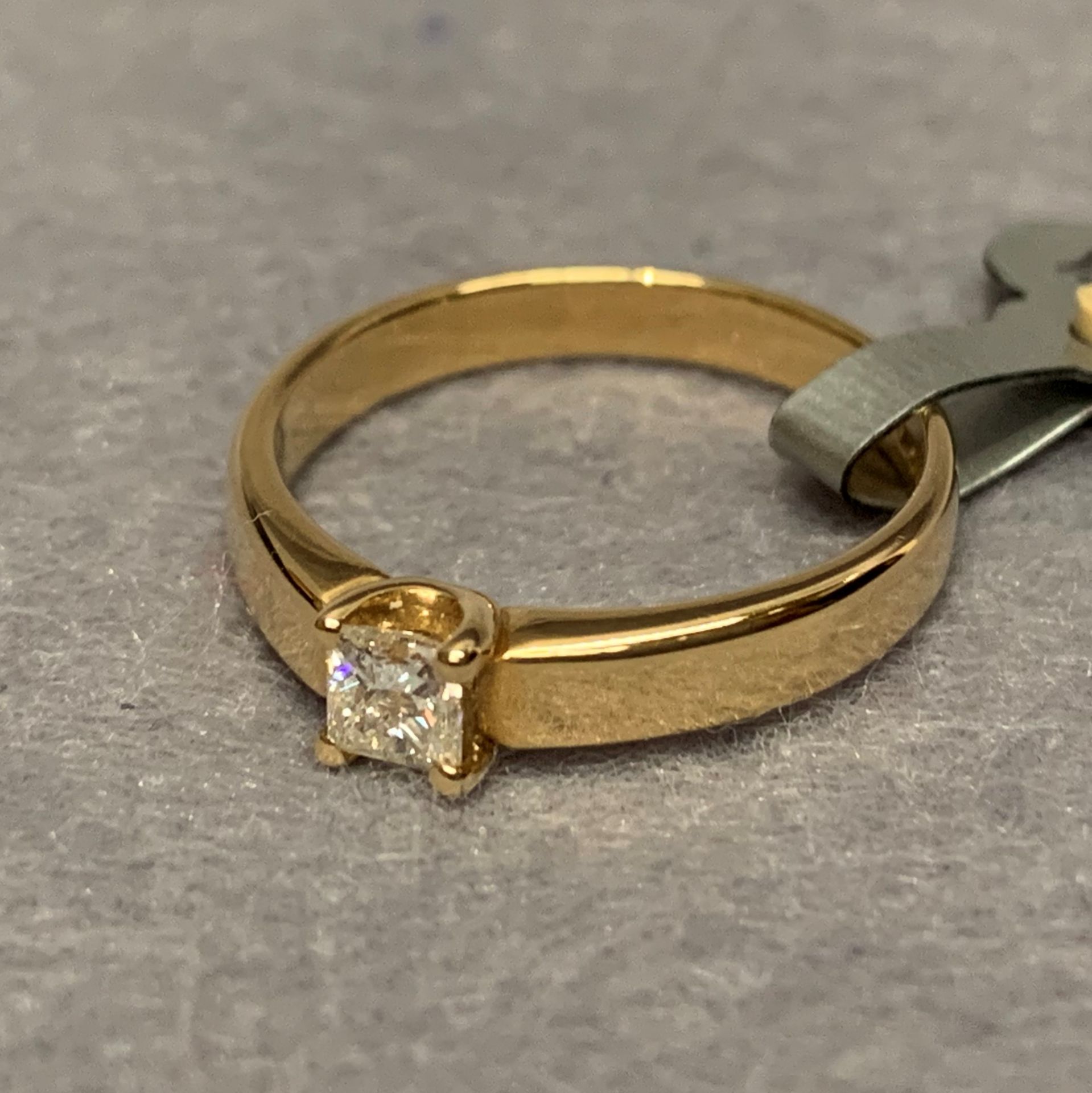 18ct Yellow gold ring size M RRP £980.