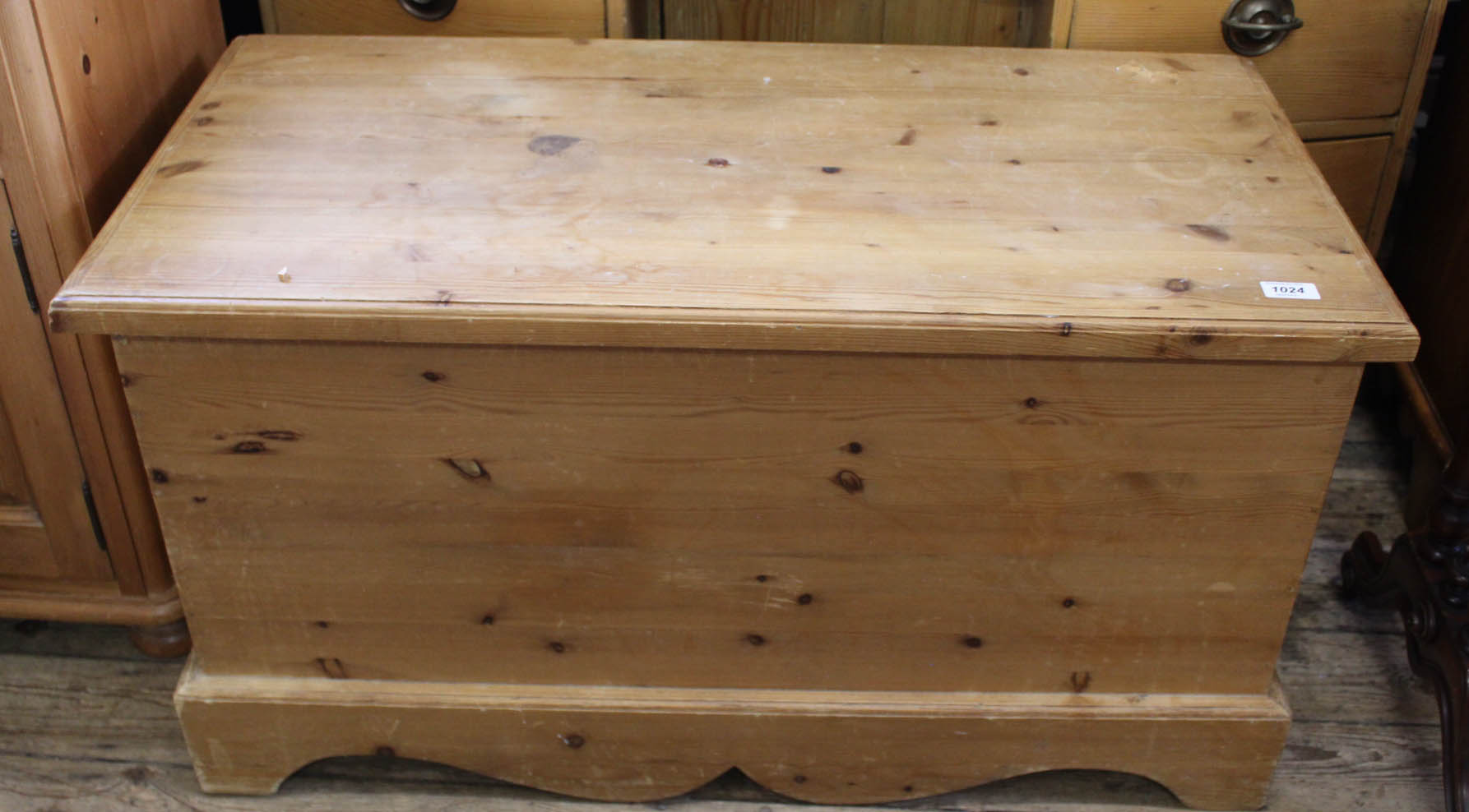 A pine blanket box