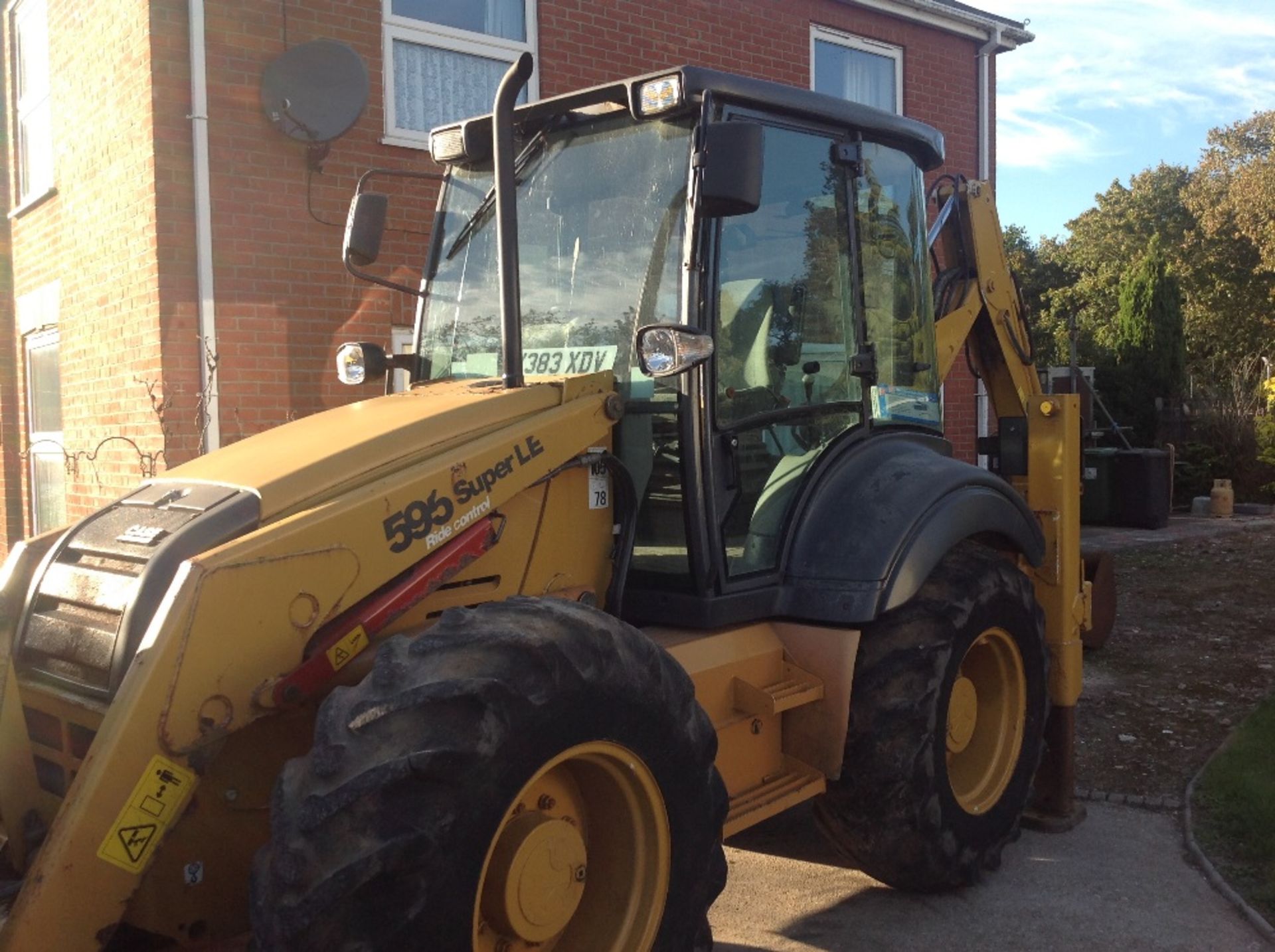 Case 595SLE Backhoe Loader, 4 in 1 front bucket with forks, telescopic rear dipper with 3 buckets, - Image 2 of 4