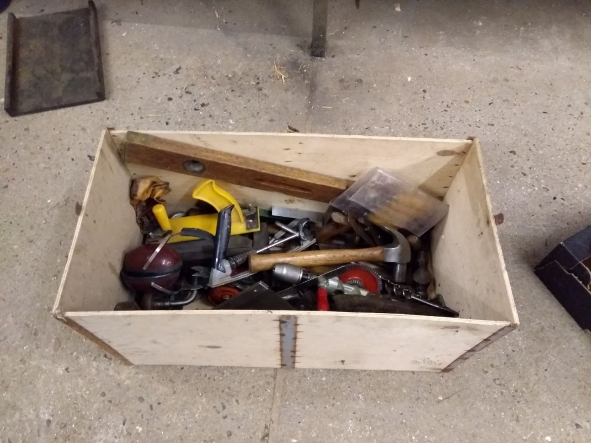 Box of assorted tools, 4 x hammers, metal rulers, wooden spirit level, hack saw, files, grips,