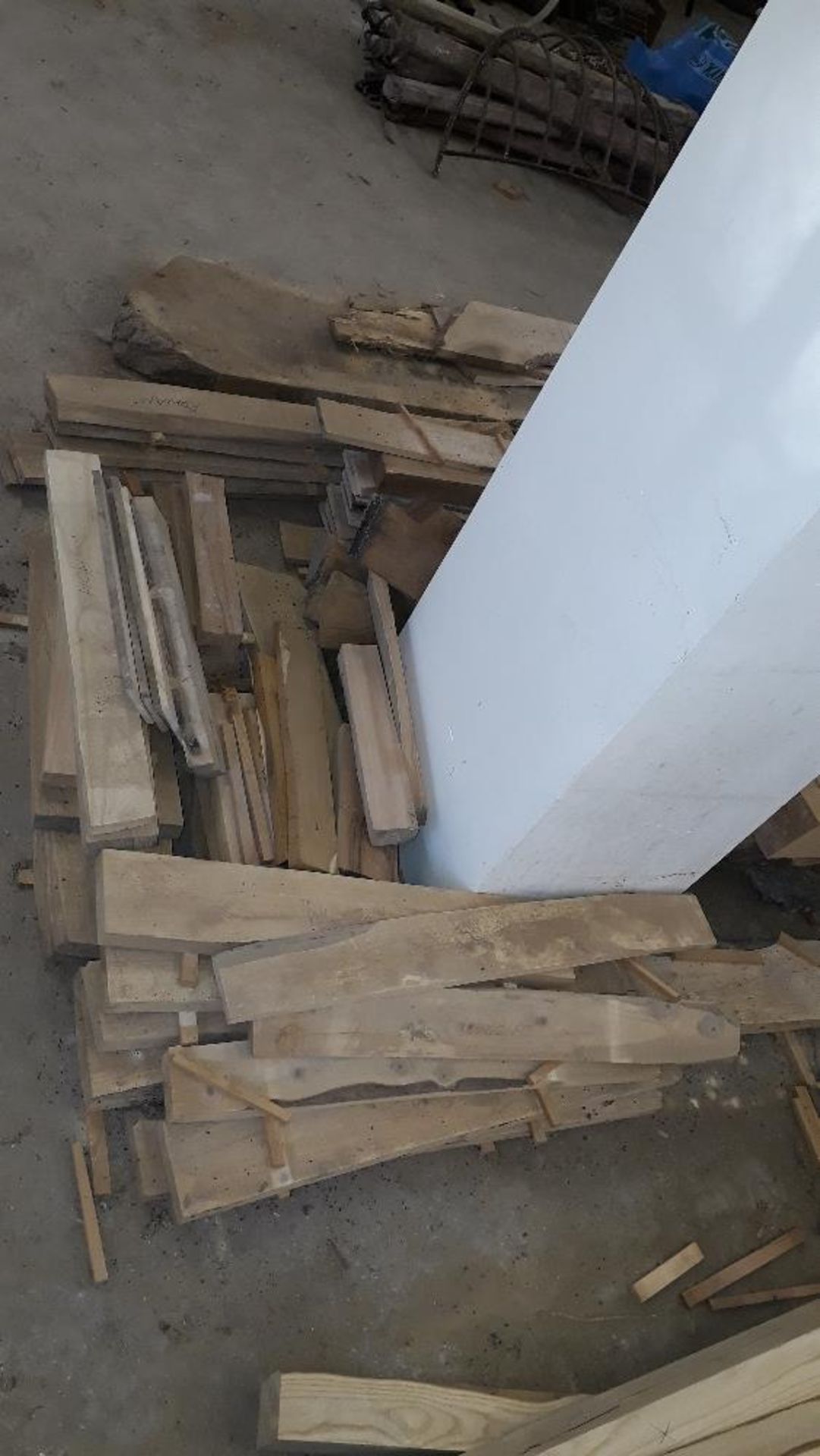 10 small heaps of miscellaneous timber of assorted lengths including Lilac, Maple, Rowan, Hornbeam, - Bild 2 aus 2