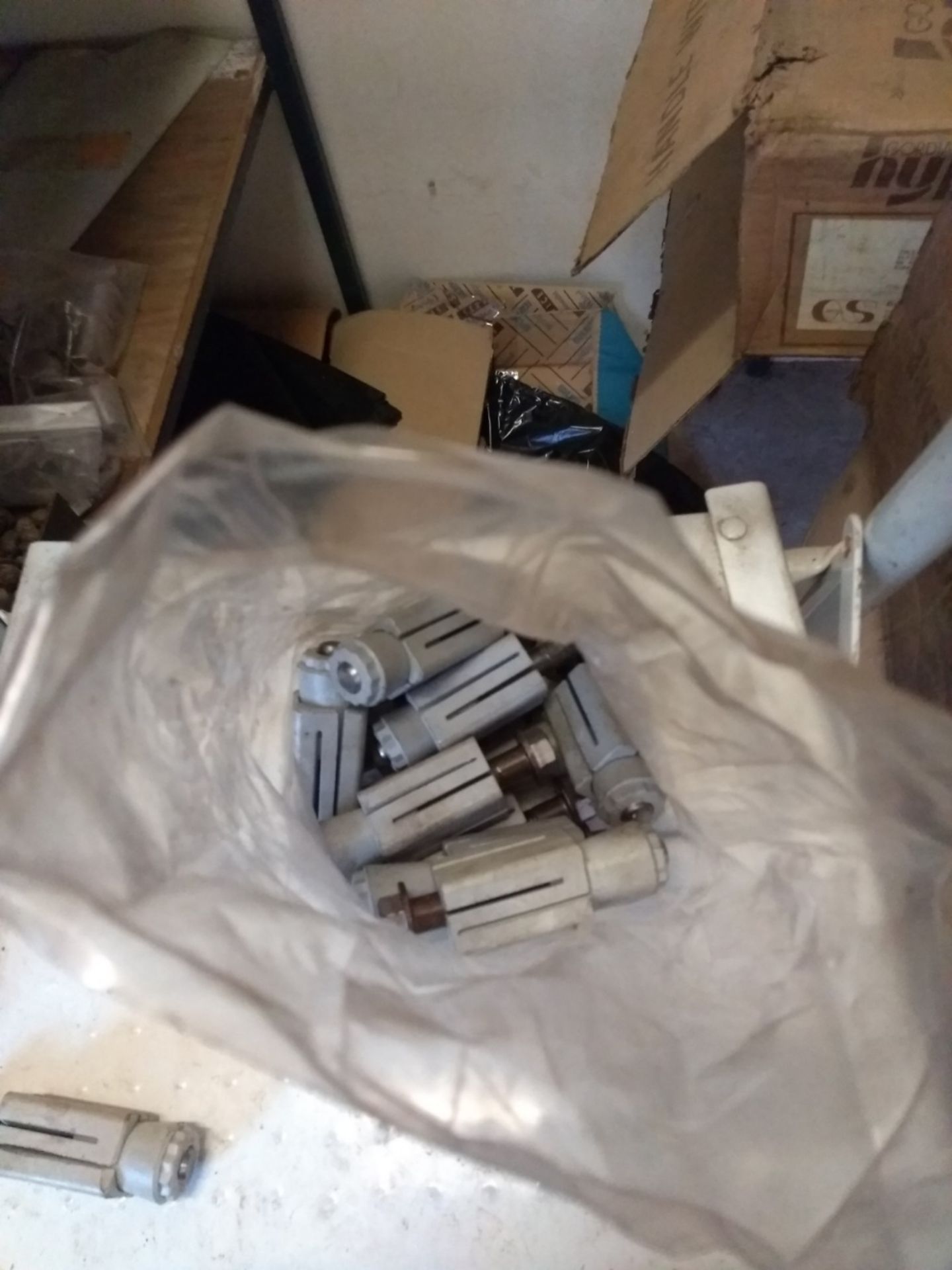 Bag of expanding adaptors and bolts - Image 2 of 2