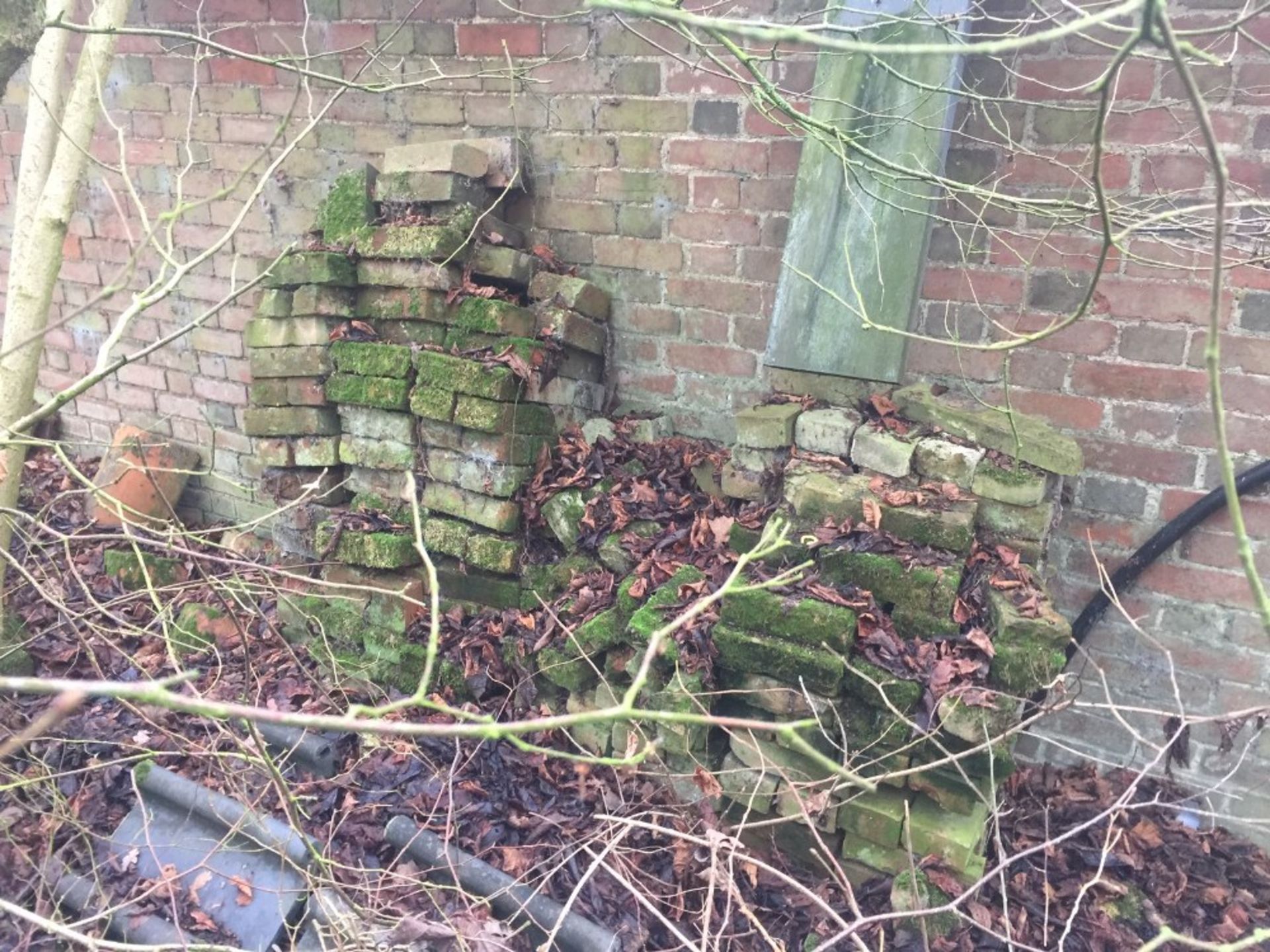 Large quantity of Norfolk soft red bricks, large capstones, pantiles, ridge tiles, - Bild 6 aus 6