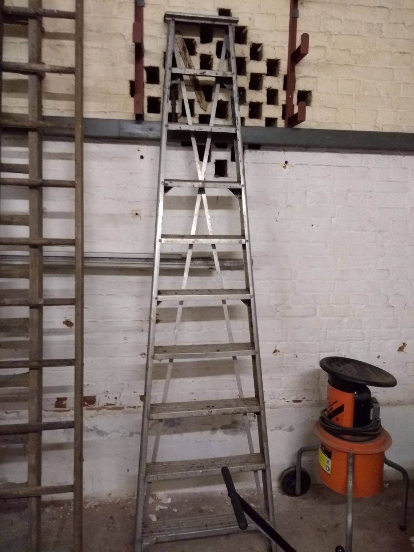 1 x metal folding ladder approx. 10 ft.