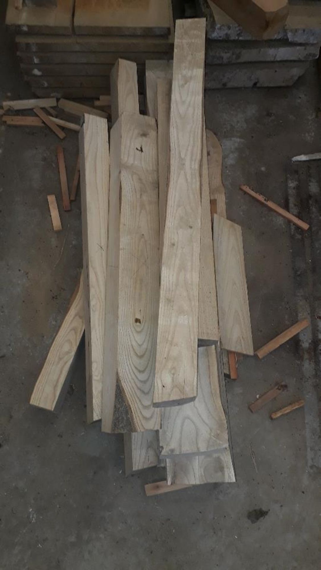 1 small heap of assorted timber,