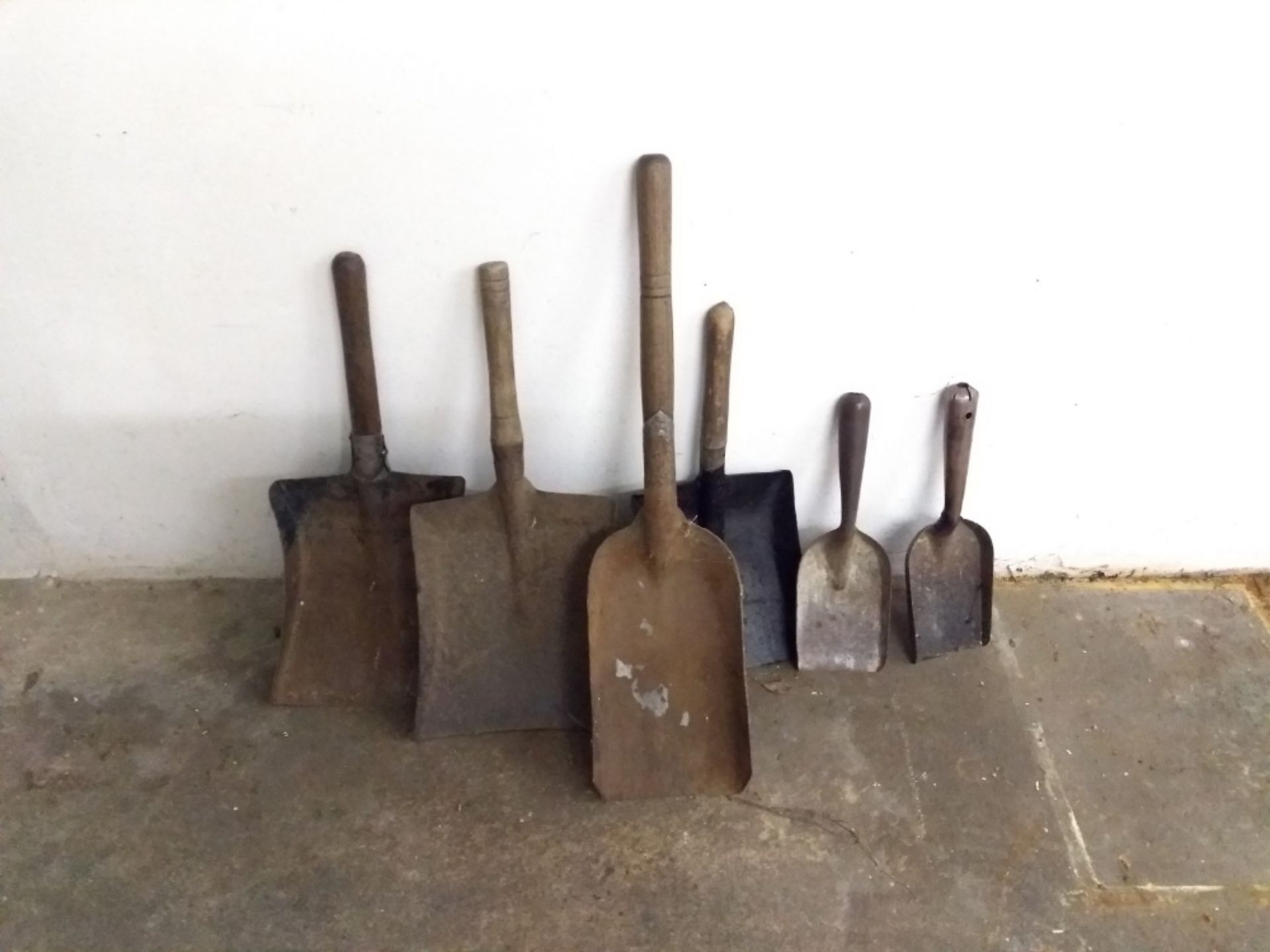 6 x short handled shovels