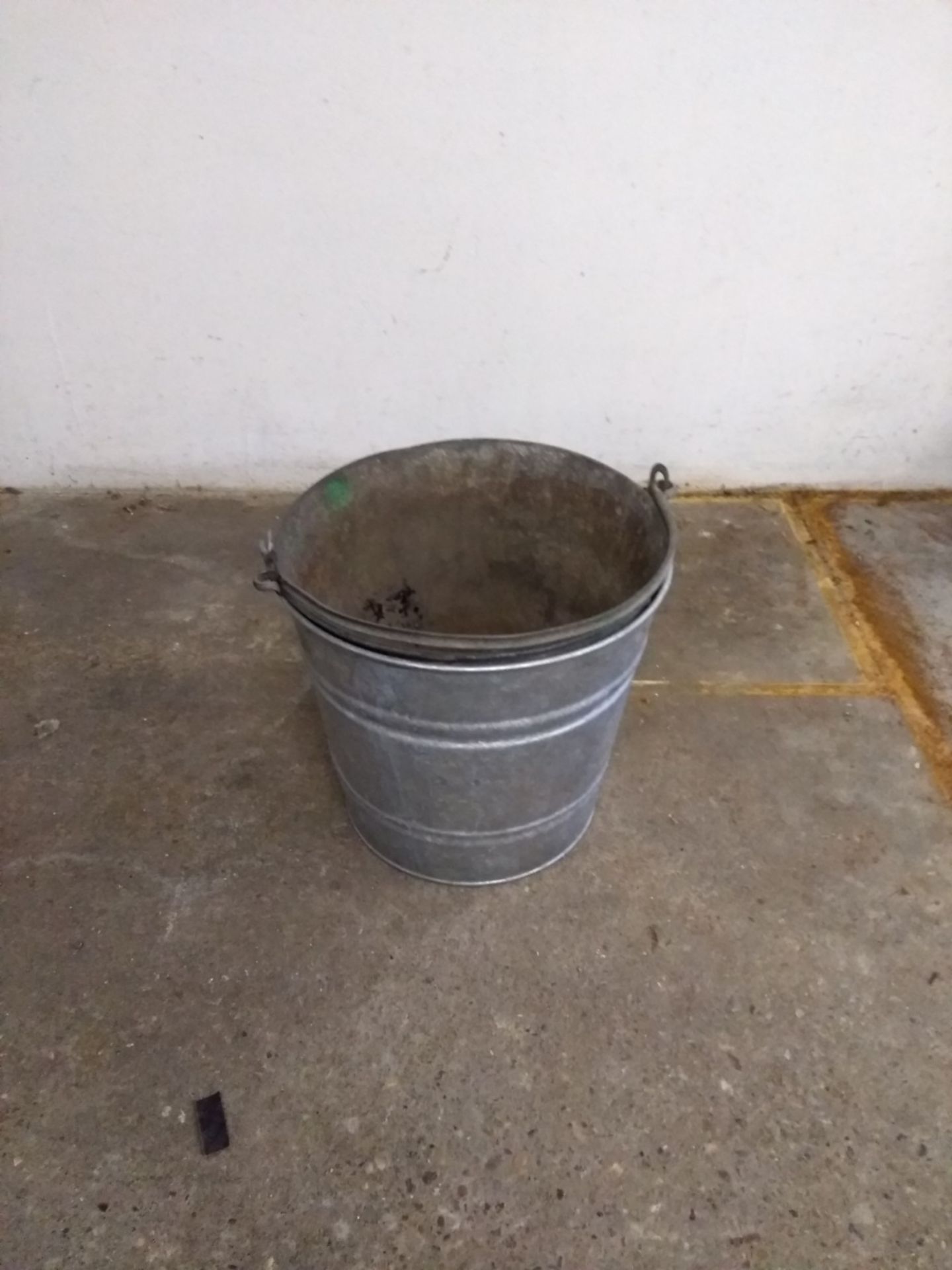 6 x plastic buckets and 2 x metal buckets - Image 2 of 2