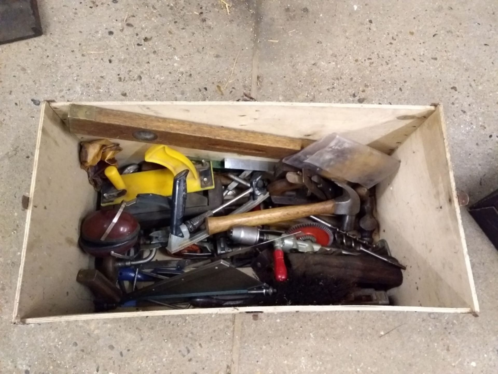 Box of assorted tools, 4 x hammers, metal rulers, wooden spirit level, hack saw, files, grips, - Image 2 of 2