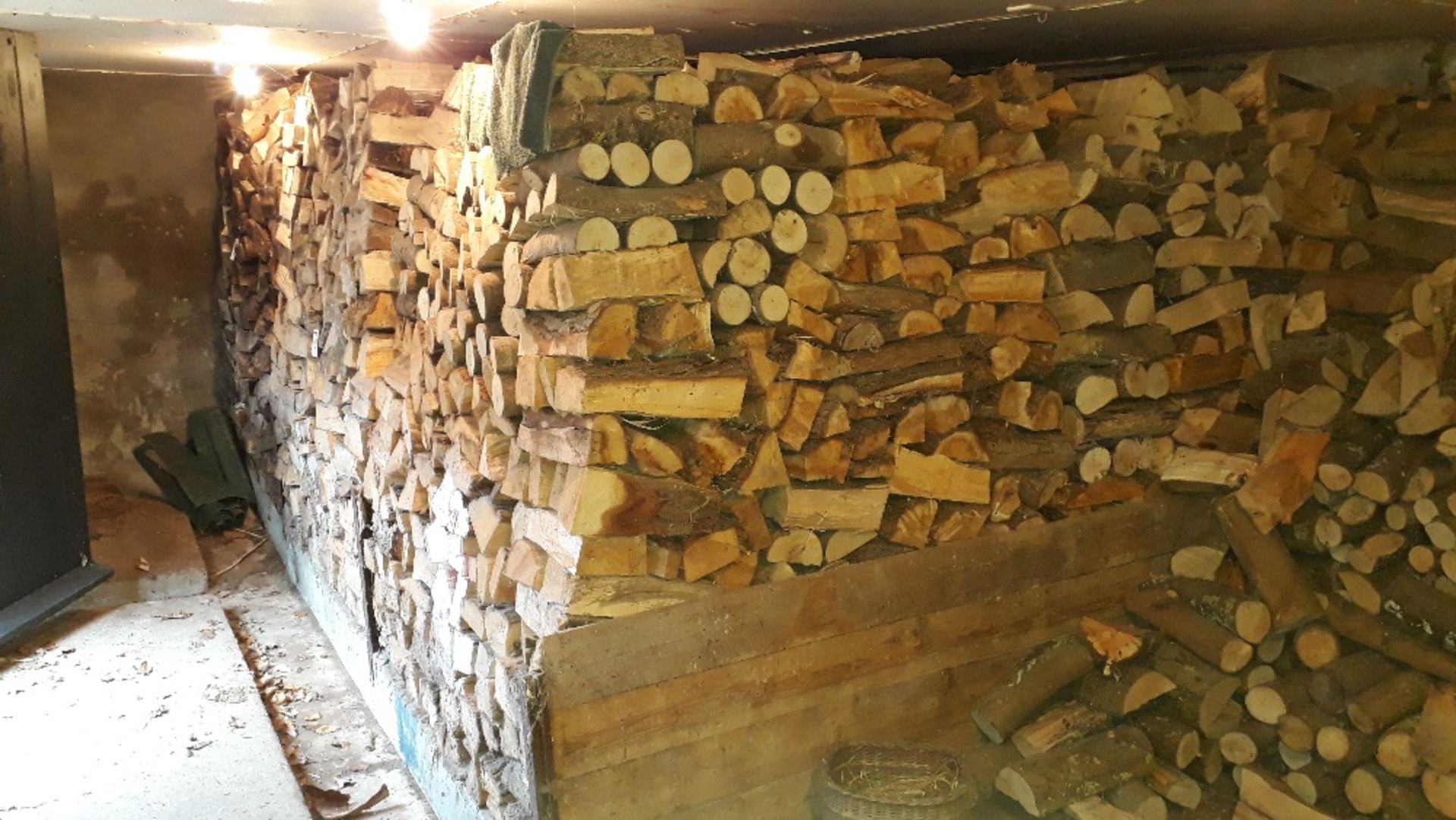 4 heaps of fire wood plus 1 part heap. Approximately 33.4 cubic metre of firewood.