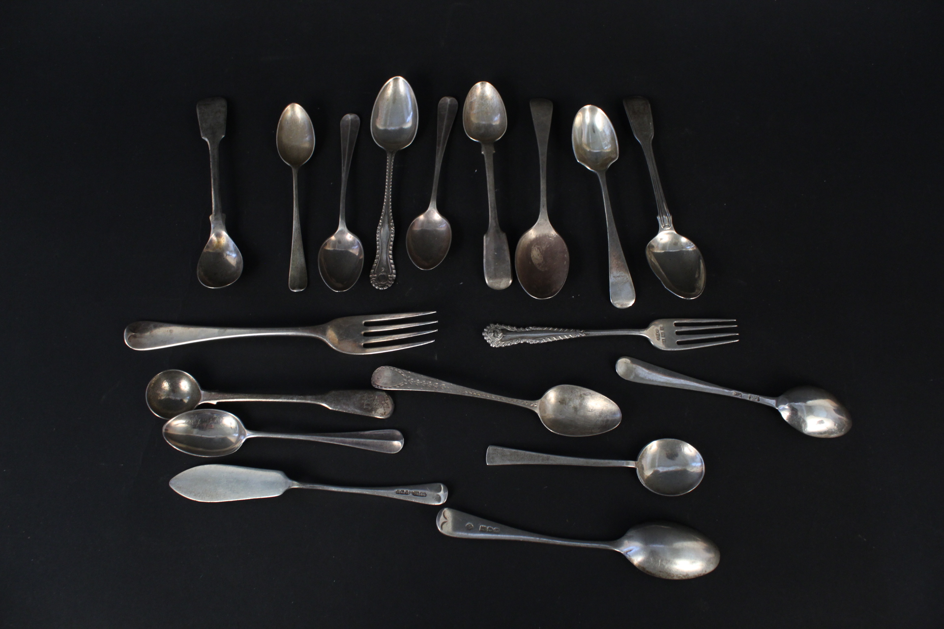 A mixed lot of silver cutlery, teaspoons,